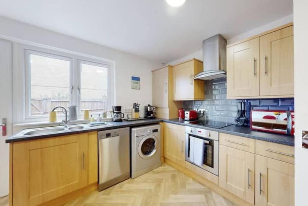 4 Bedroom Family On Piccadilly Line Hébergement de vacances