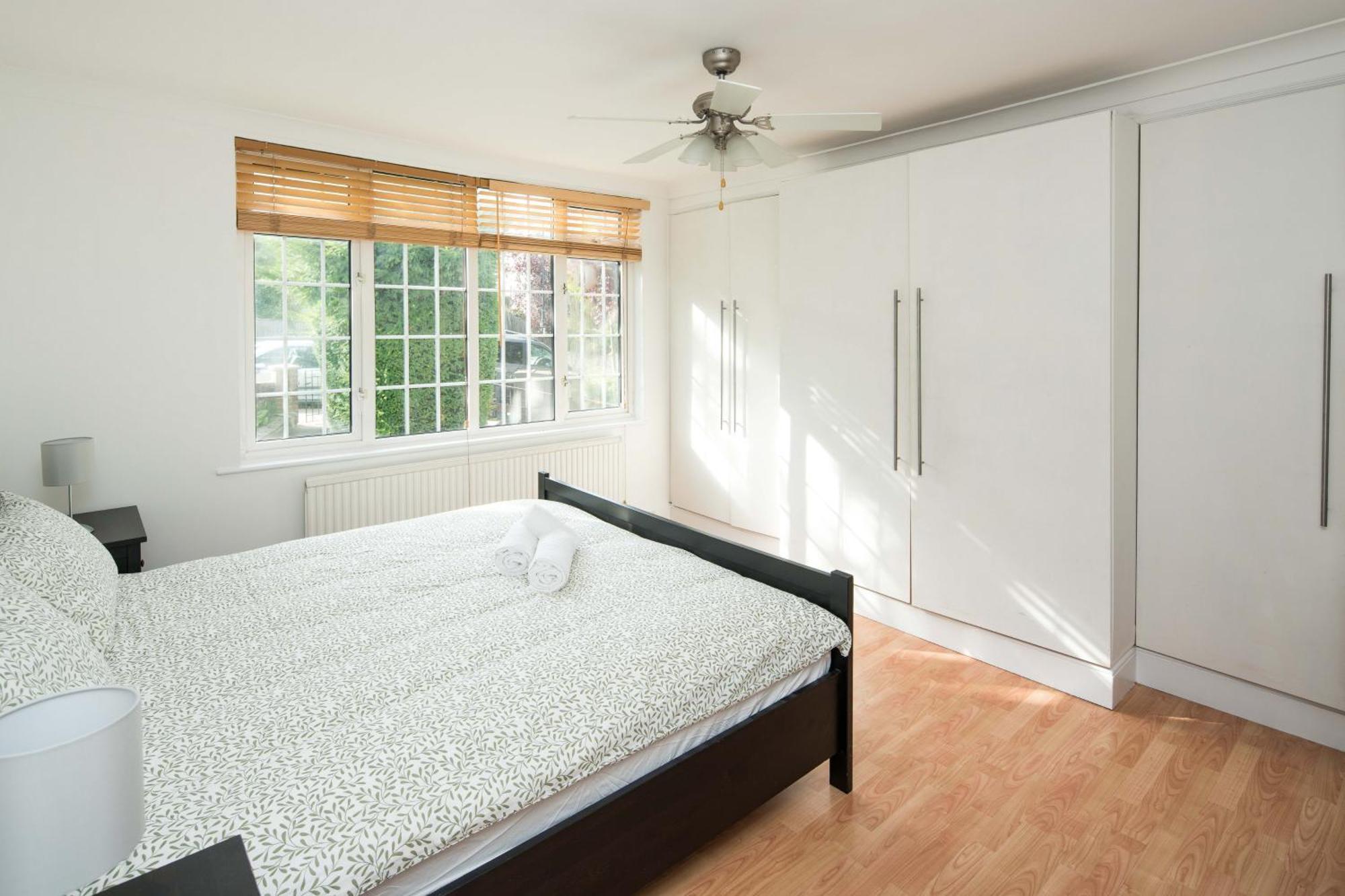 Semesterbostad Spacious 4bd Near Gatwick & Ldn Links London