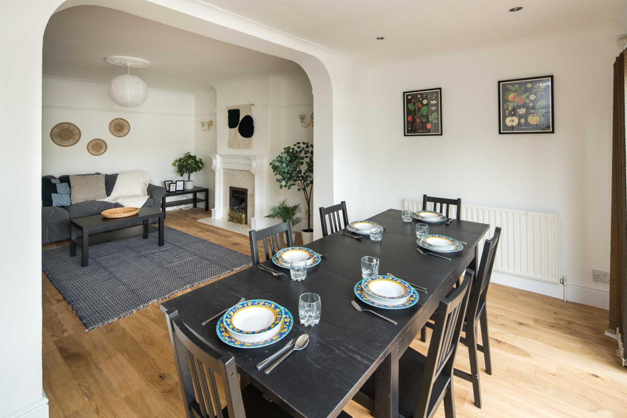 Spacious 4bd Near Gatwick & Ldn Links London