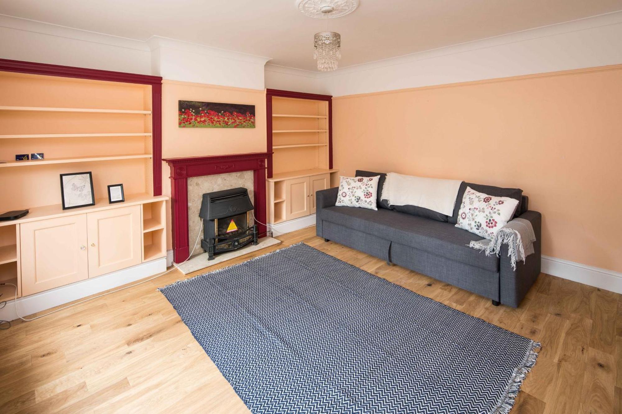 Spacious 4bd Near Gatwick & Ldn Links * London
