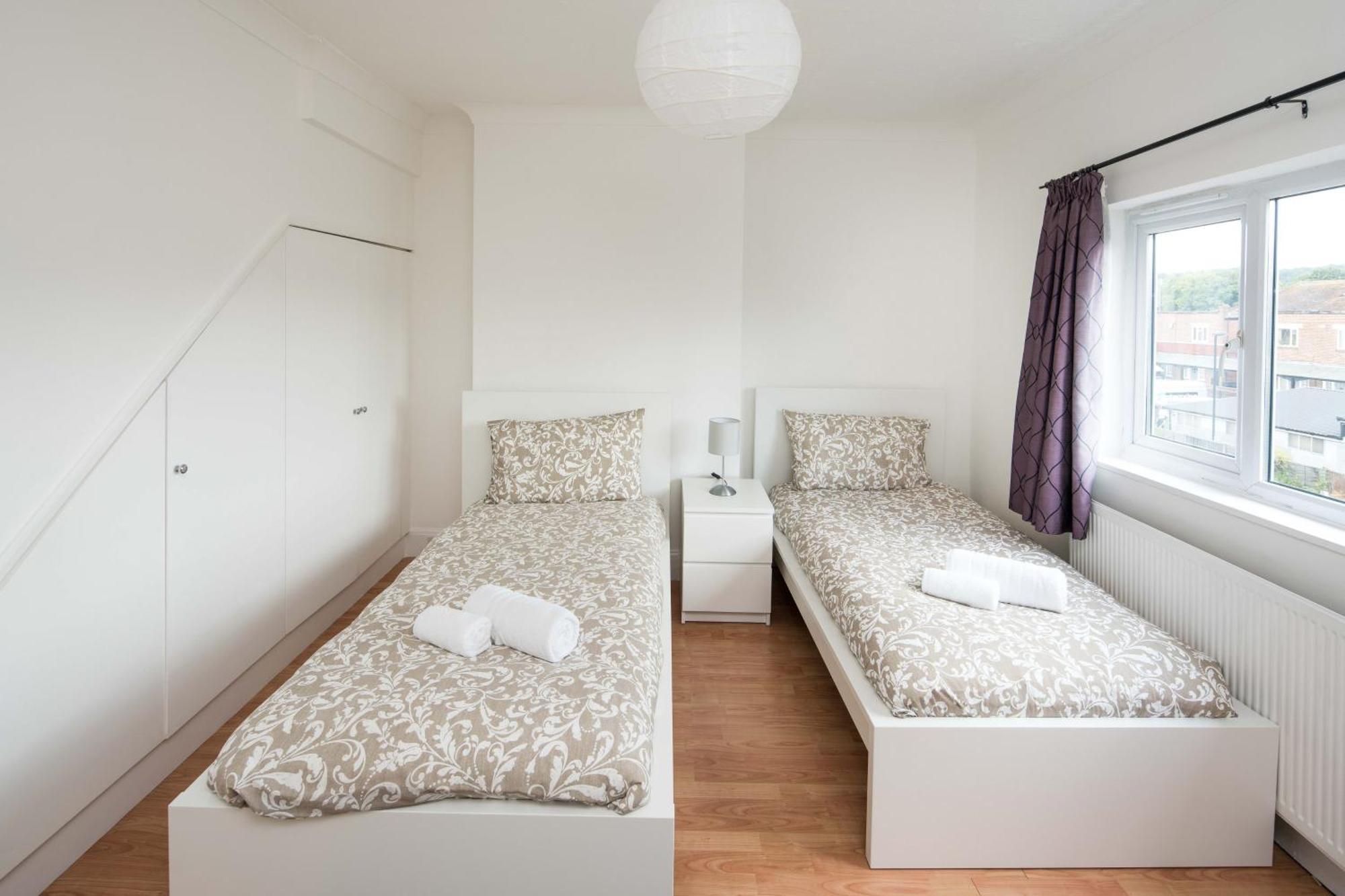 Spacious 4bd Near Gatwick & Ldn Links *