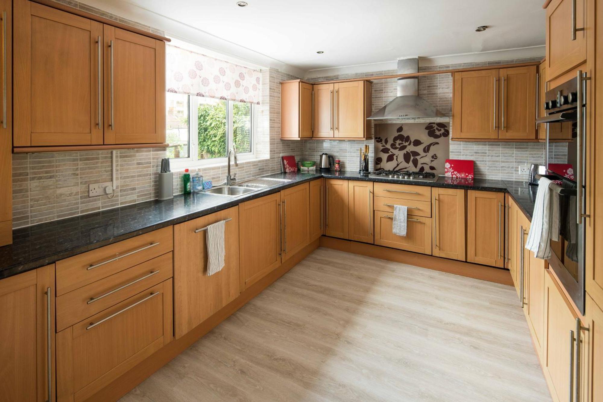 Holiday home Spacious 4bd Near Gatwick & Ldn Links London