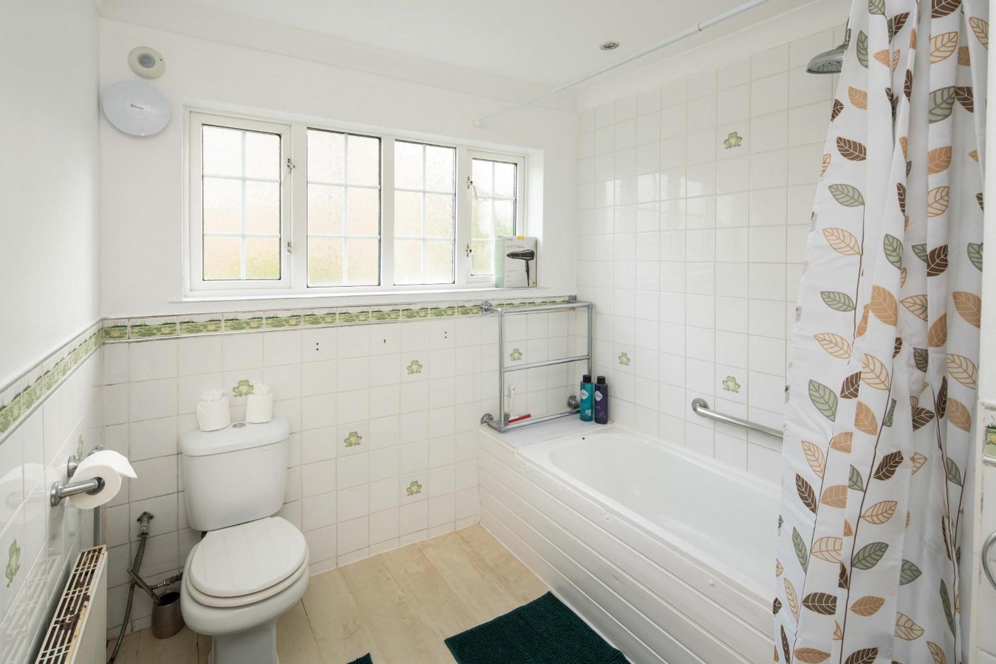 Semesterbostad Spacious 4bd Near Gatwick & Ldn Links