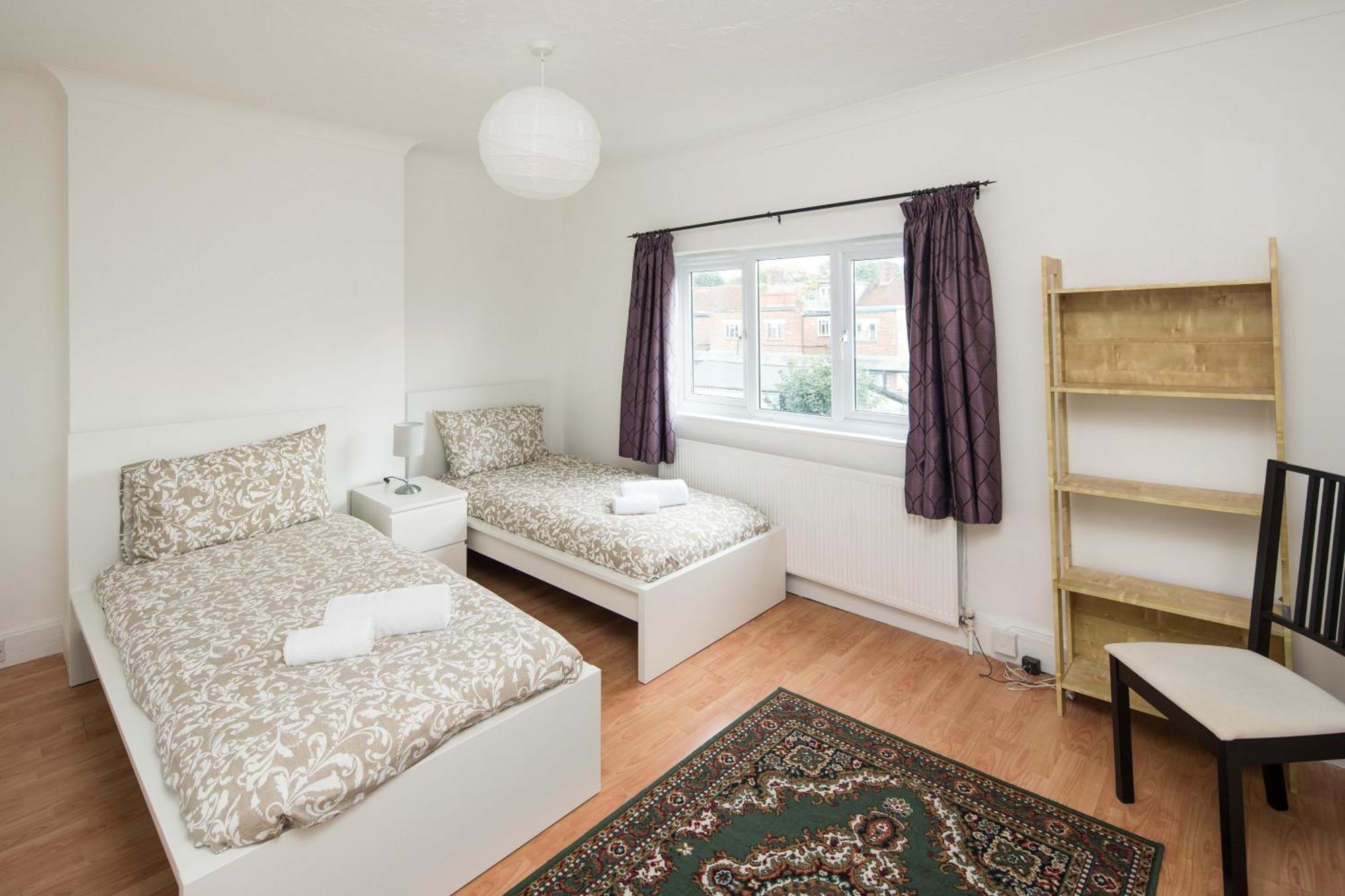 Spacious 4bd Near Gatwick & Ldn Links London