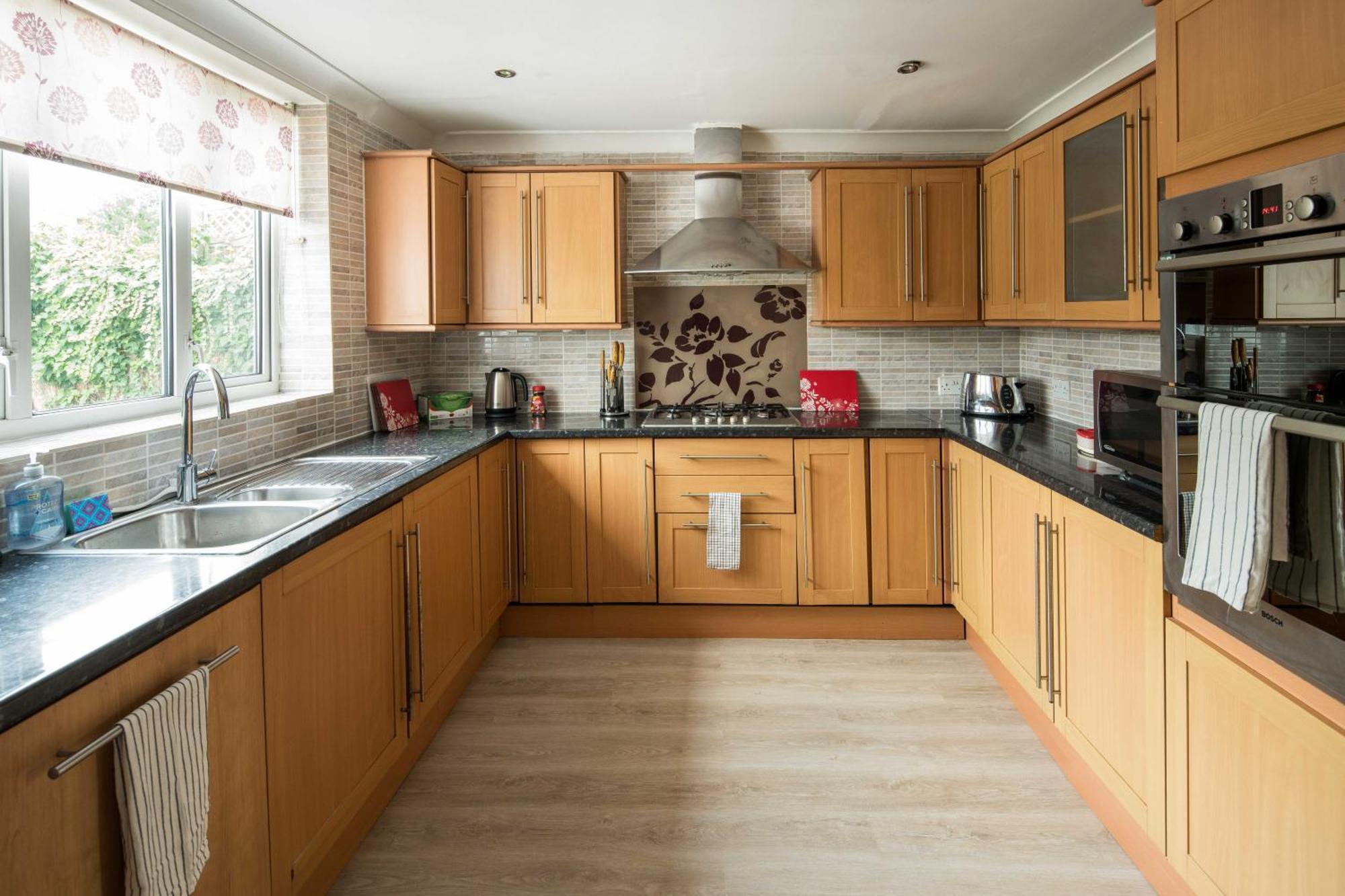Spacious 4bd Near Gatwick & Ldn Links * London