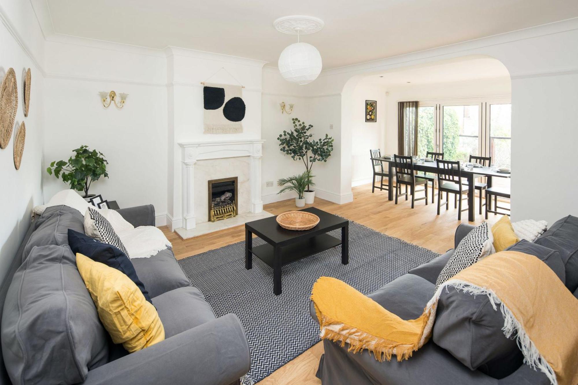 Semesterbostad Spacious 4bd Near Gatwick & Ldn Links