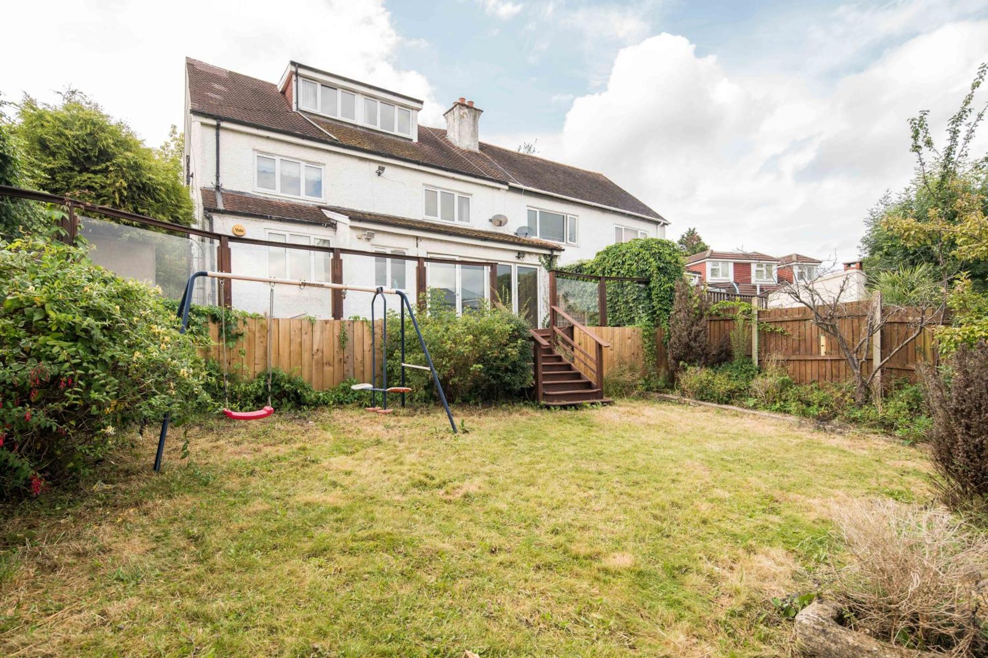 Spacious 4bd Near Gatwick & Ldn Links Semesterbostad London