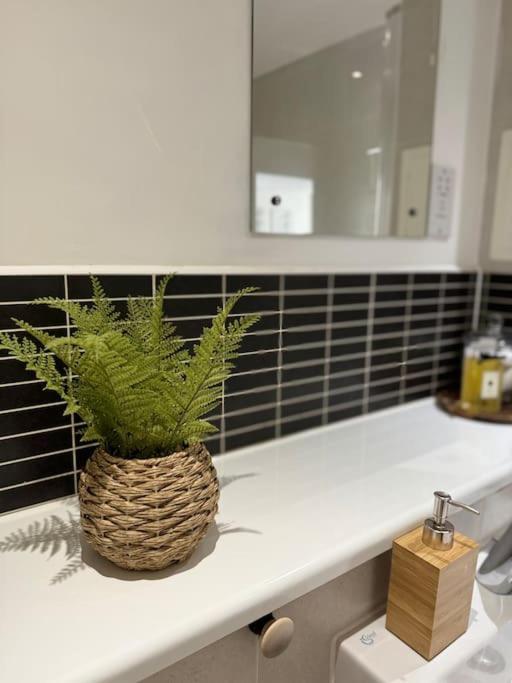 Modern & Stylish 1 Bedroom Apartment, Sleeps 4, * Londen