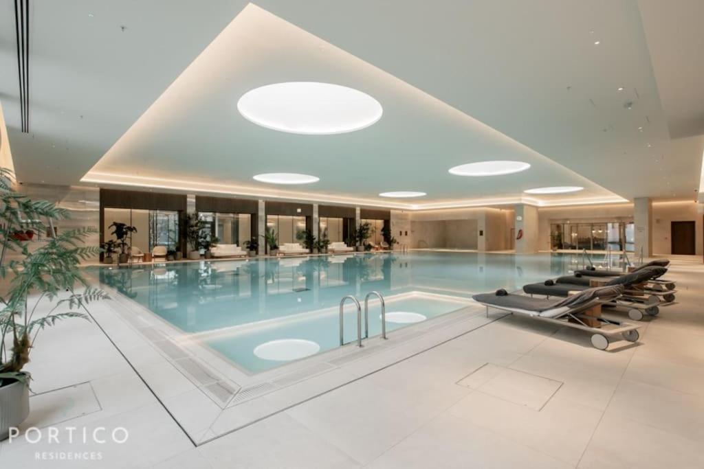 Leilighet Stunning 2-bed With Pool In Nine Elms London