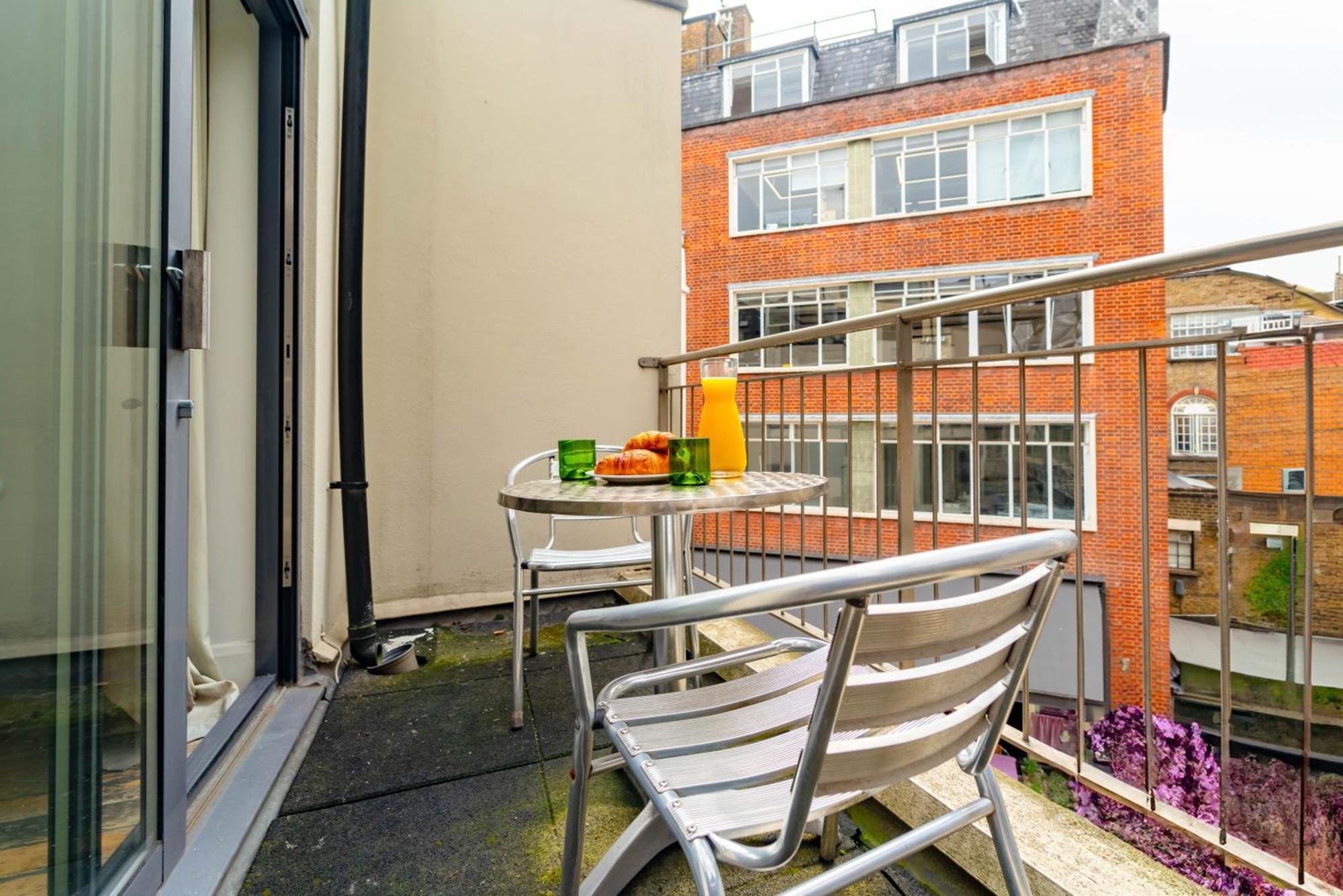 Spacious With A Balcony In Prime Location In Farringdon Leilighet