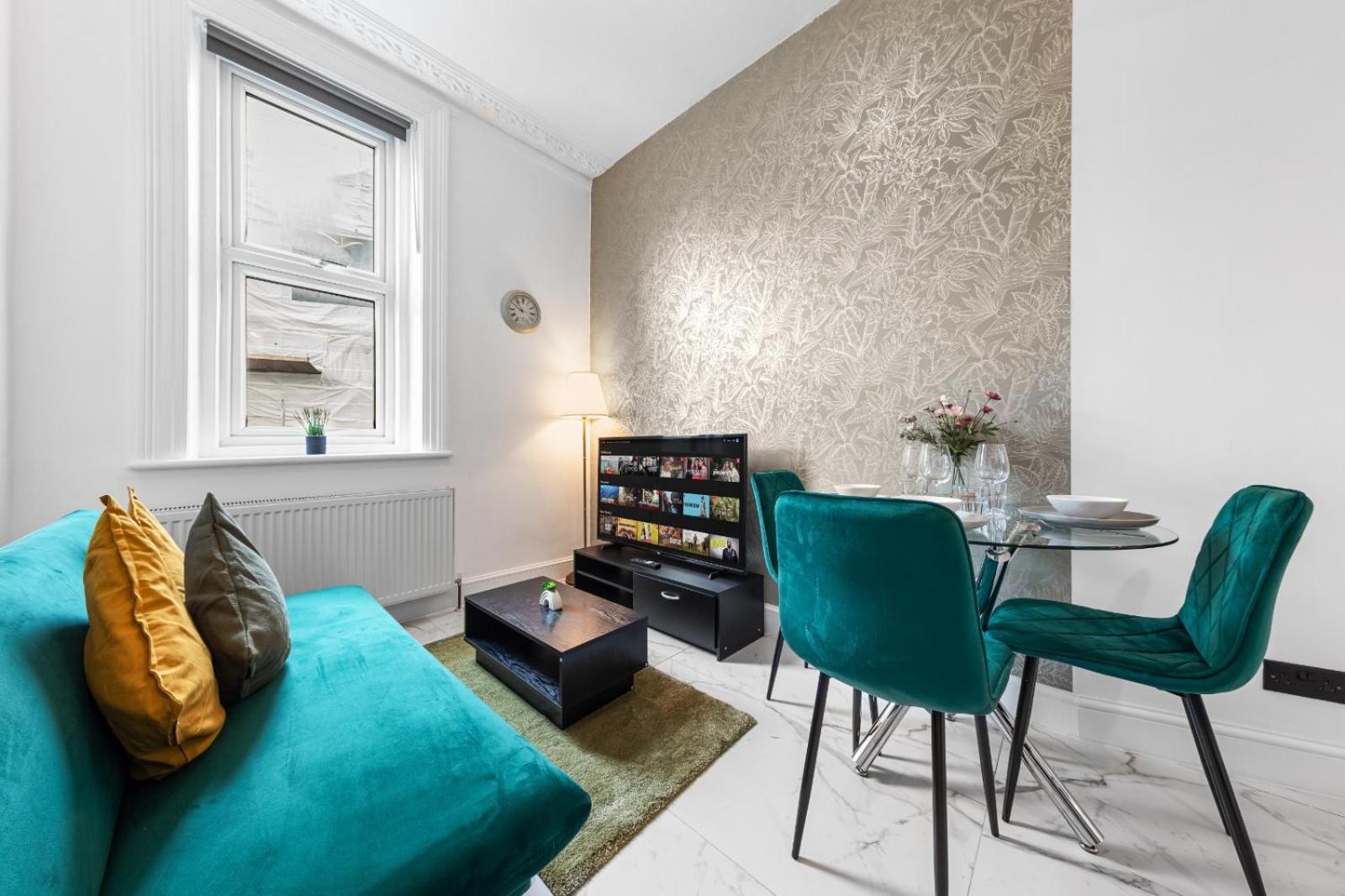 Apartment 1b Flat, Sleeps 5 In Finchley Tw18 London