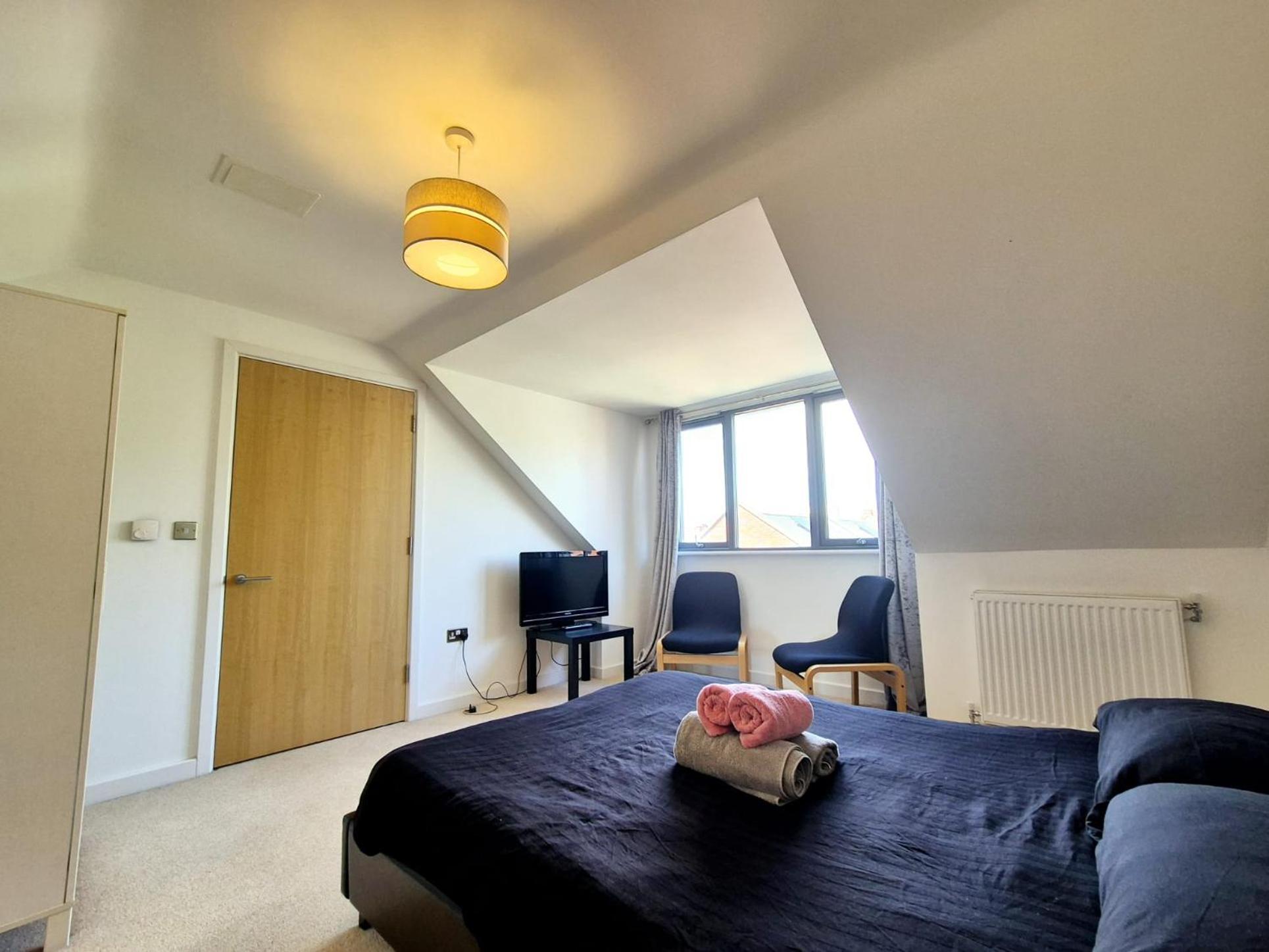Explore London: 2 Bedroom House In Wood Ferienhaus *