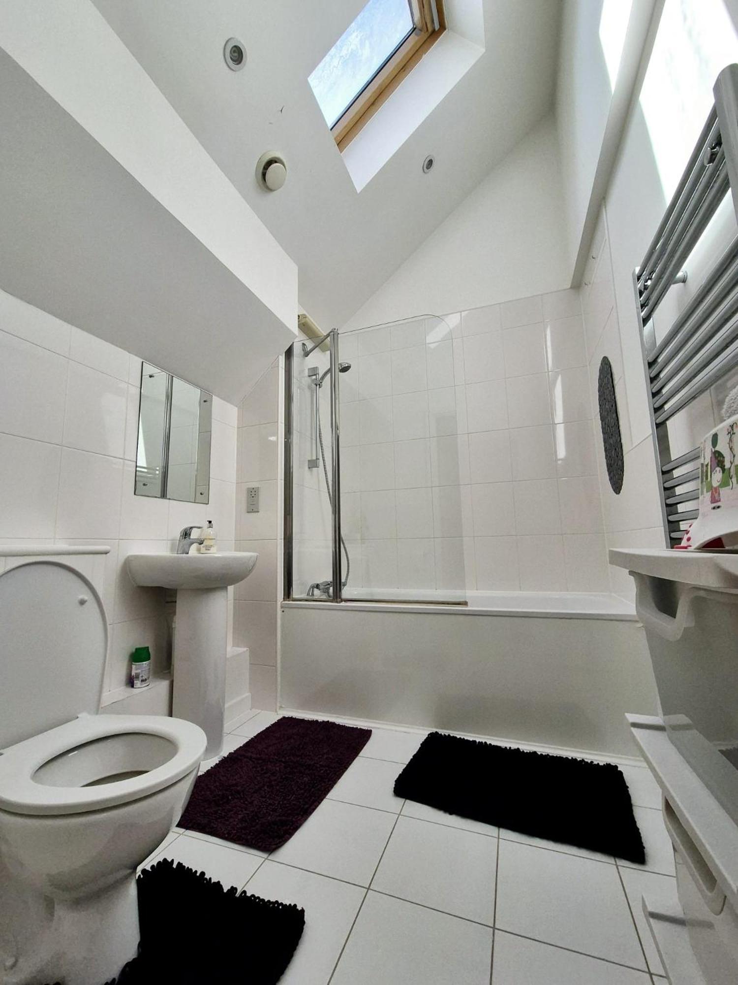 Explore London: 2 Bedroom House In Wood Ferienhaus London