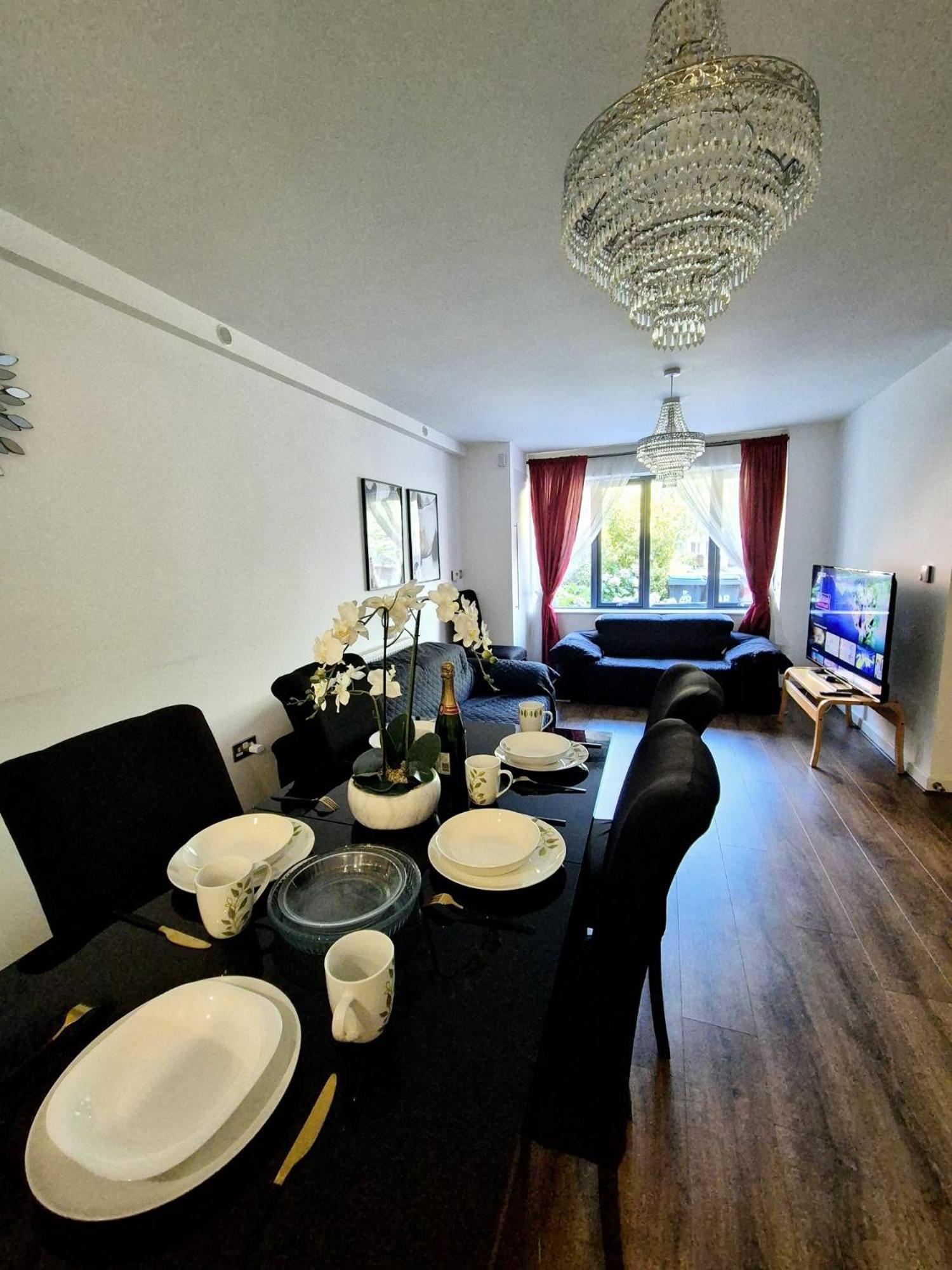 Explore London: 2 Bedroom House In Wood Ferienhaus