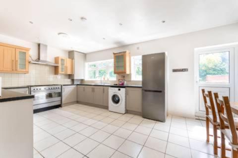 Modern Spacious 4-bed House Leilighet London