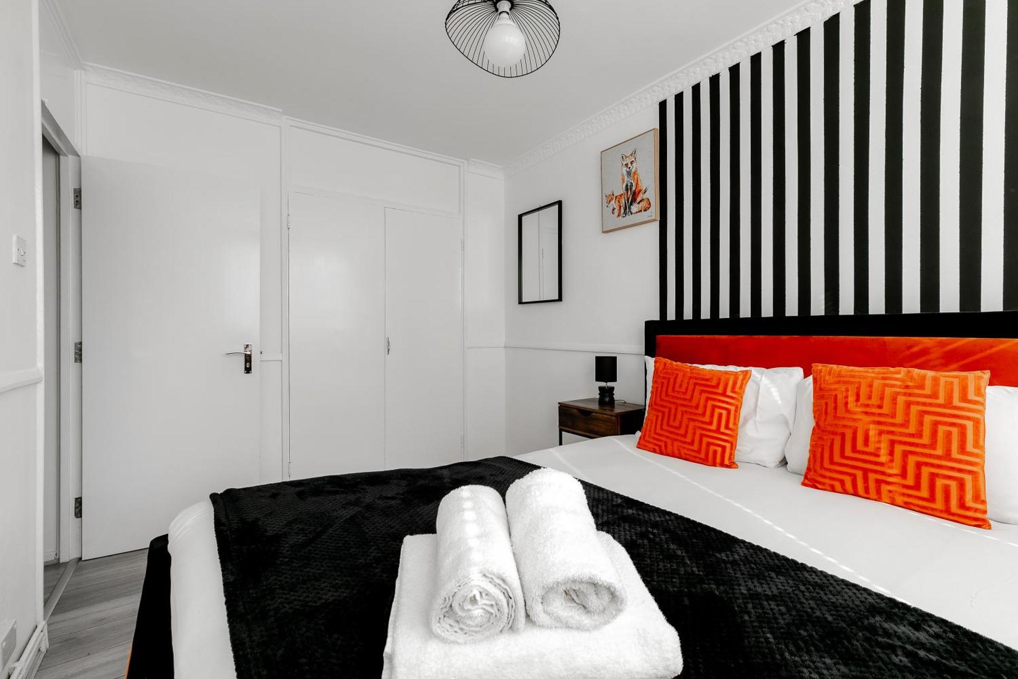 3br Off A13 , Sleeps 6, 2mins To Langdon Dlr,free Parking * Londres