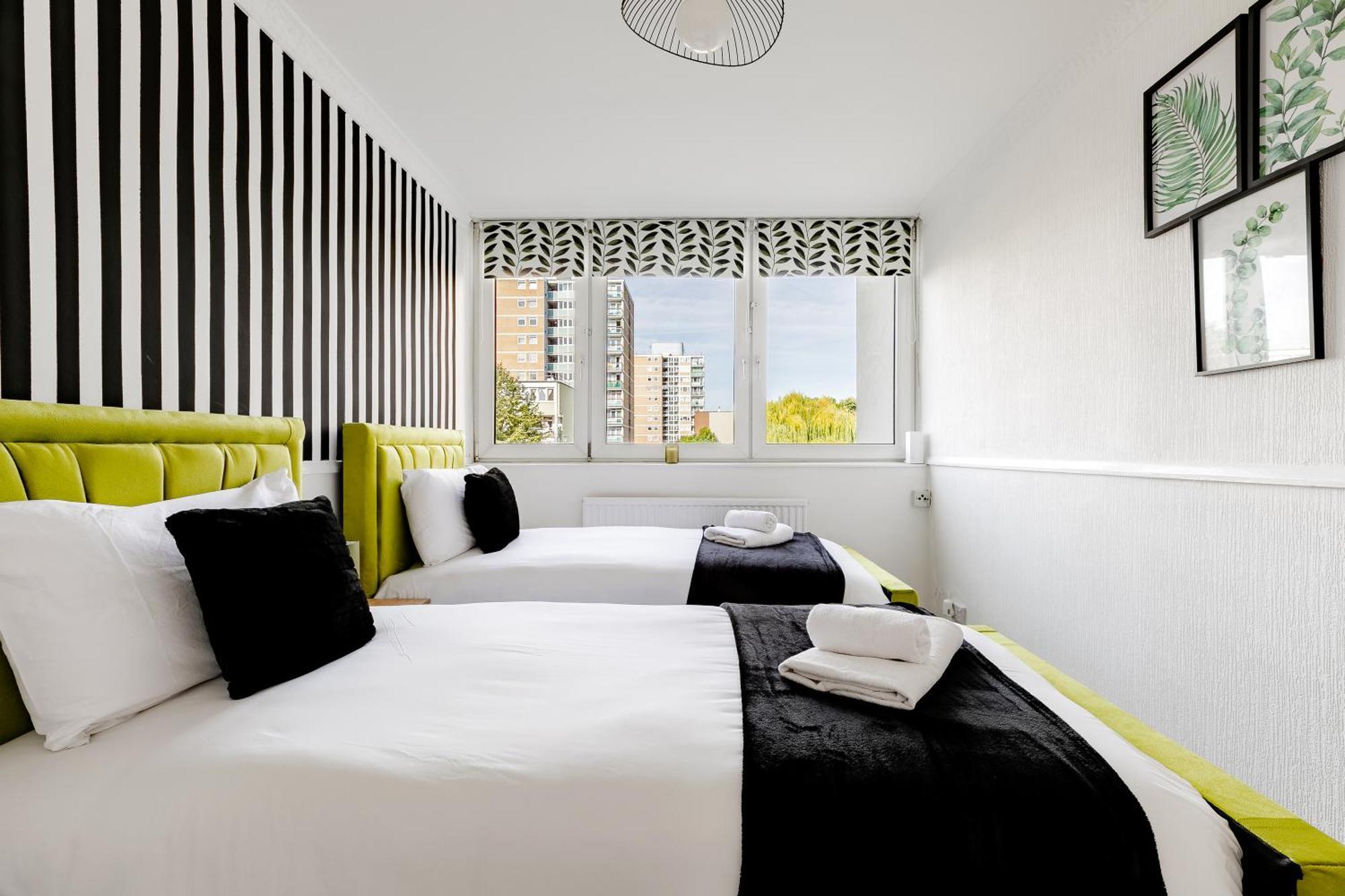3br Off A13 , Sleeps 6, 2mins To Langdon Dlr,free Parking Appartement