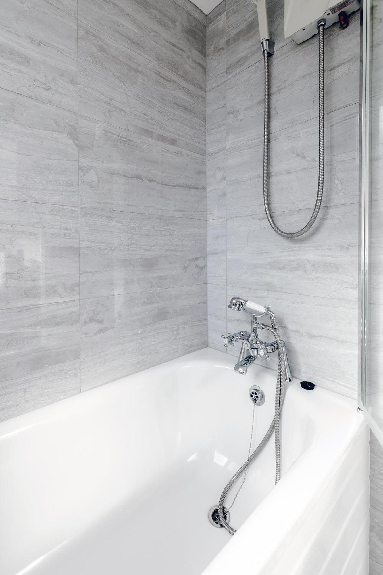 Appartement 3br Off A13 , Sleeps 6, 2mins To Langdon Dlr,free Parking *