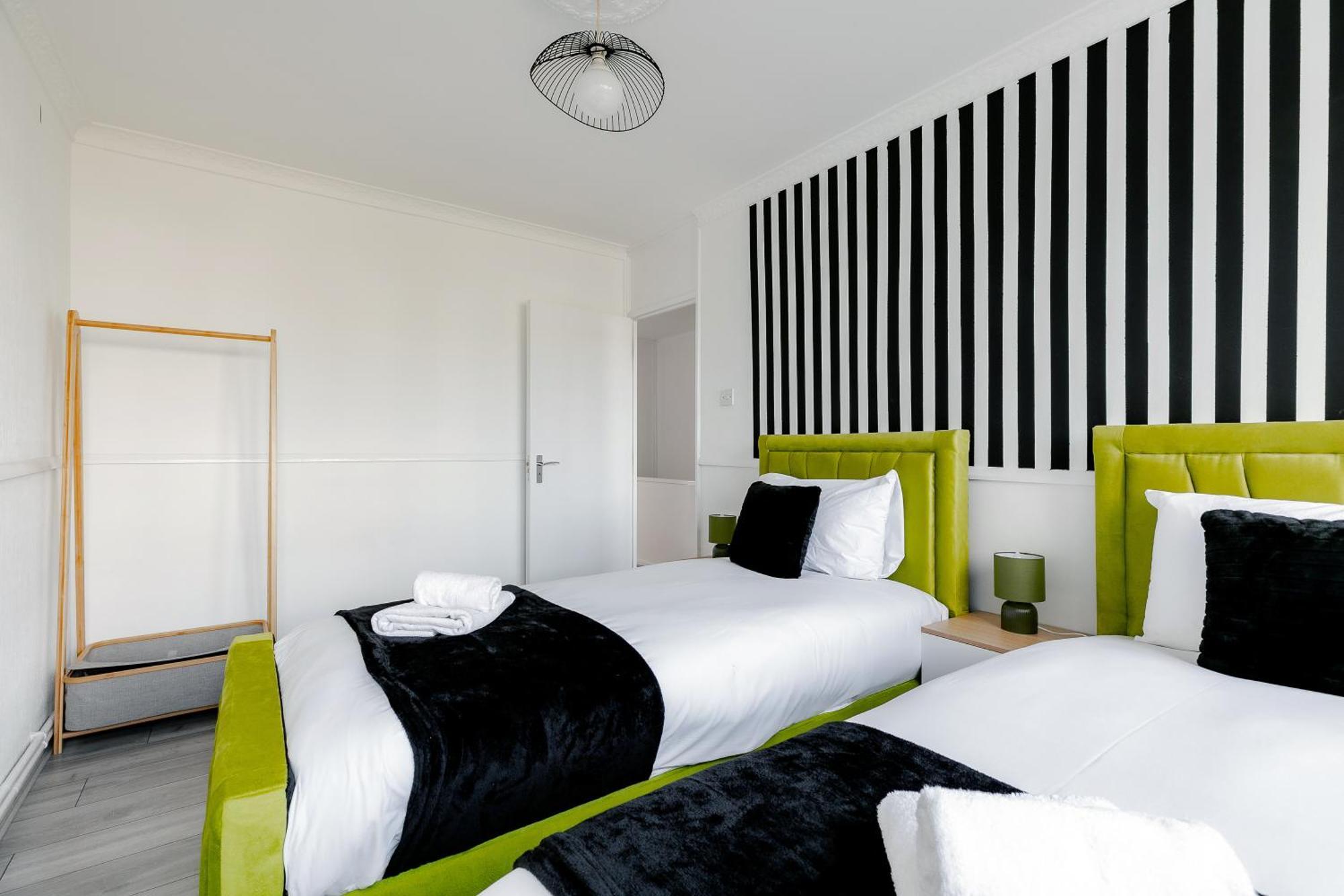 3br Off A13 , Sleeps 6, 2mins To Langdon Dlr,free Parking Londres