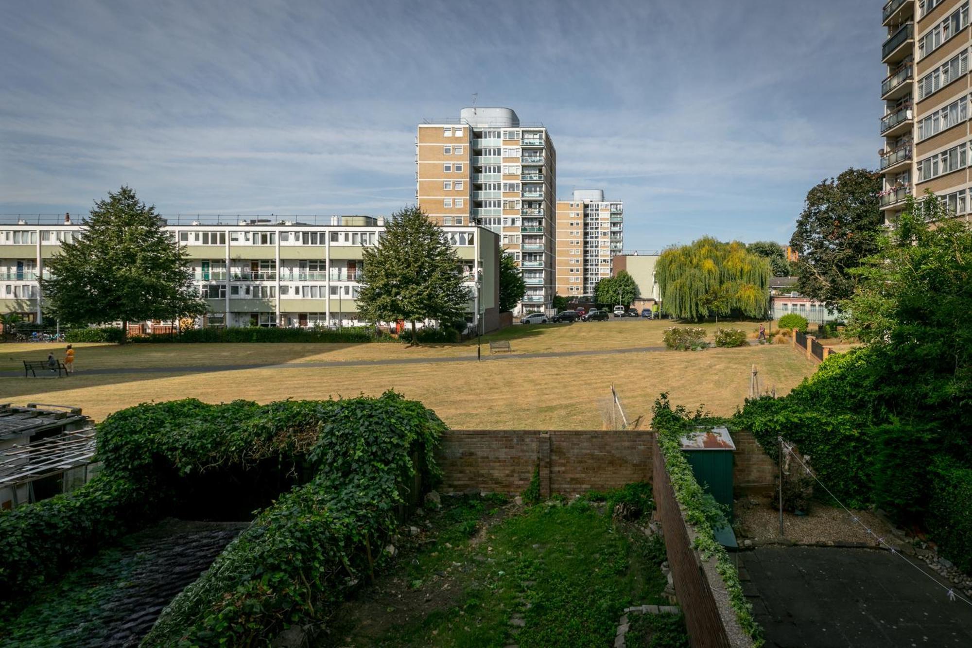 3br Off A13 , Sleeps 6, 2mins To Langdon Dlr,free Parking Londres