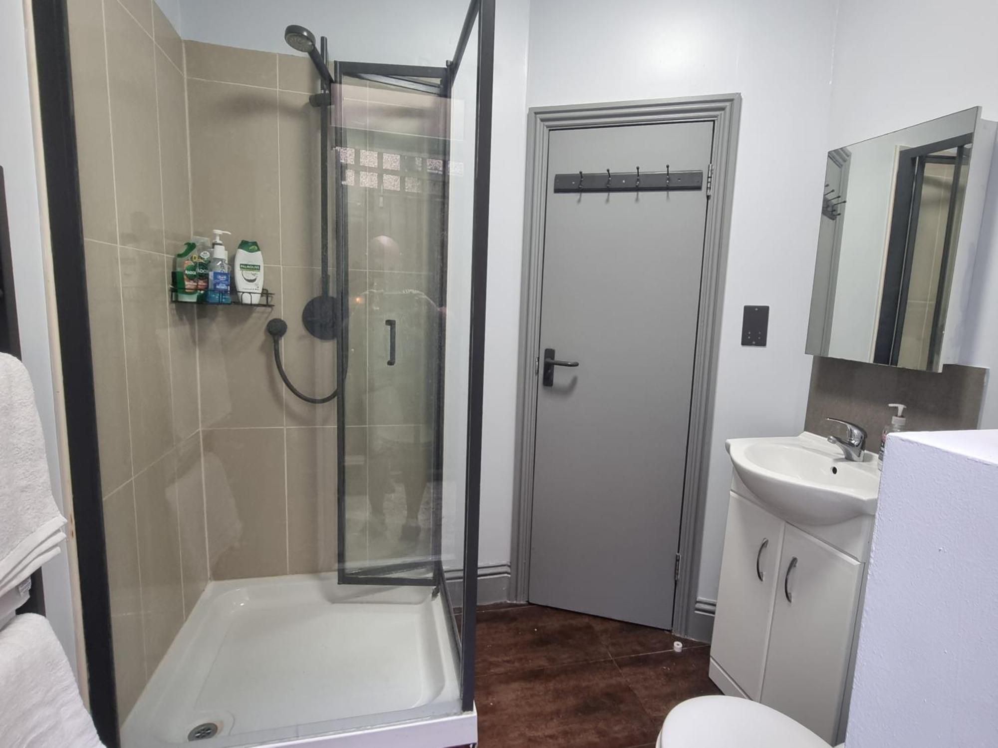 Chic Double Room, 20 Mins To London, Supermarkets, Shops, Bars, Metro Few Mins Walk London