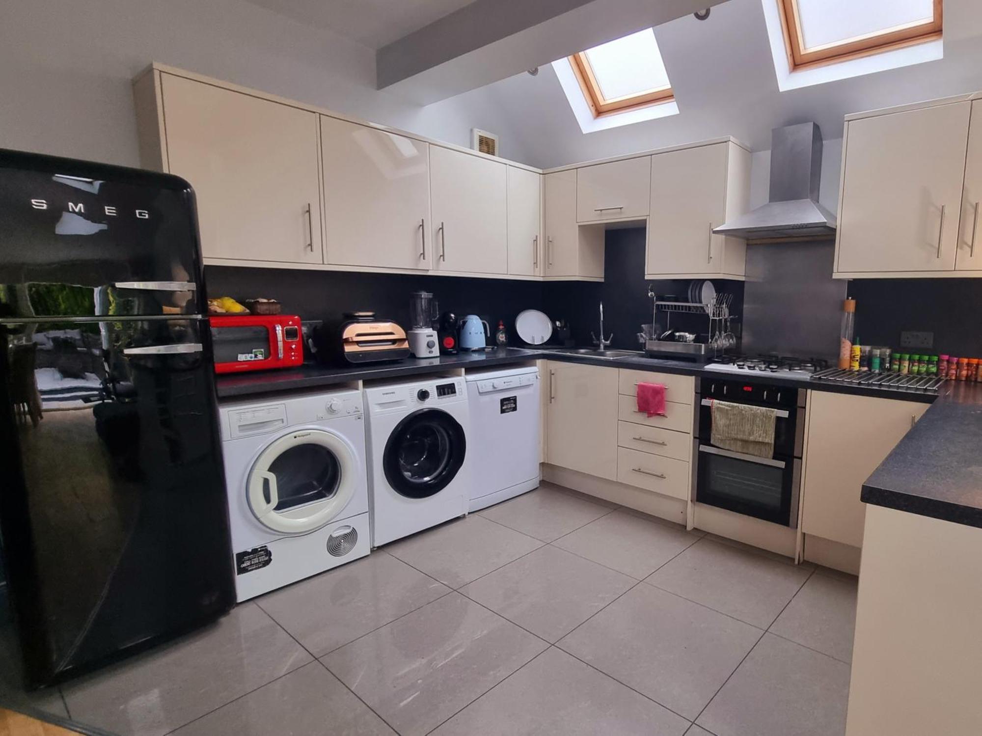 Chic Double Room, 20 Mins To London, Supermarkets, Shops, Bars, Metro Few Mins Walk Homestay