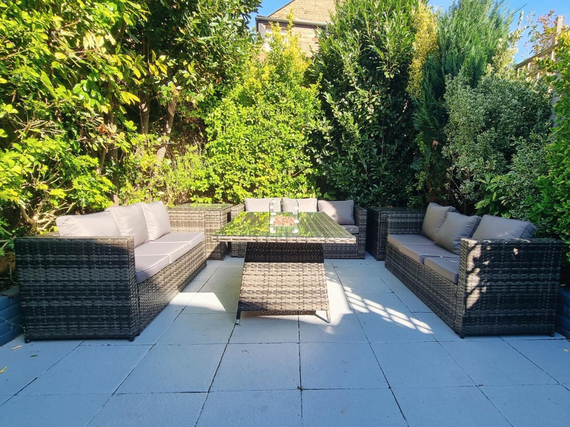 Chic Double Room, 20 Mins To London, Supermarkets, Shops, Bars, Metro Few Mins Walk Homestay *