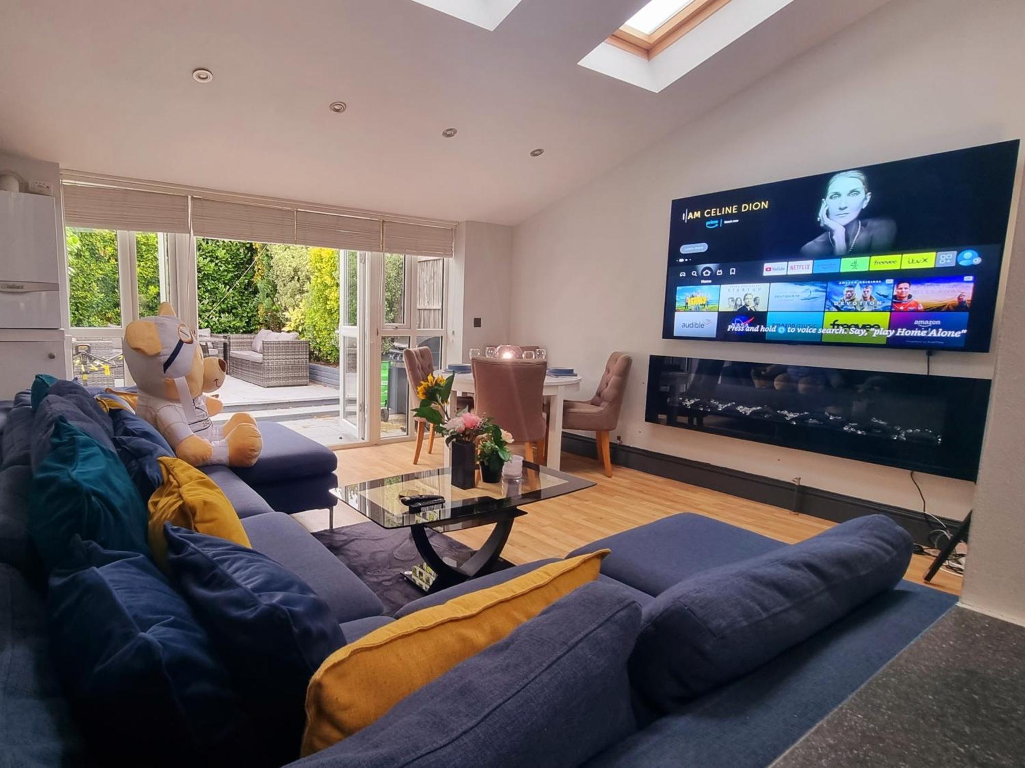 Homestay Chic Double Room, 20 Mins To London, Supermarkets, Shops, Bars, Metro Few Mins Walk *