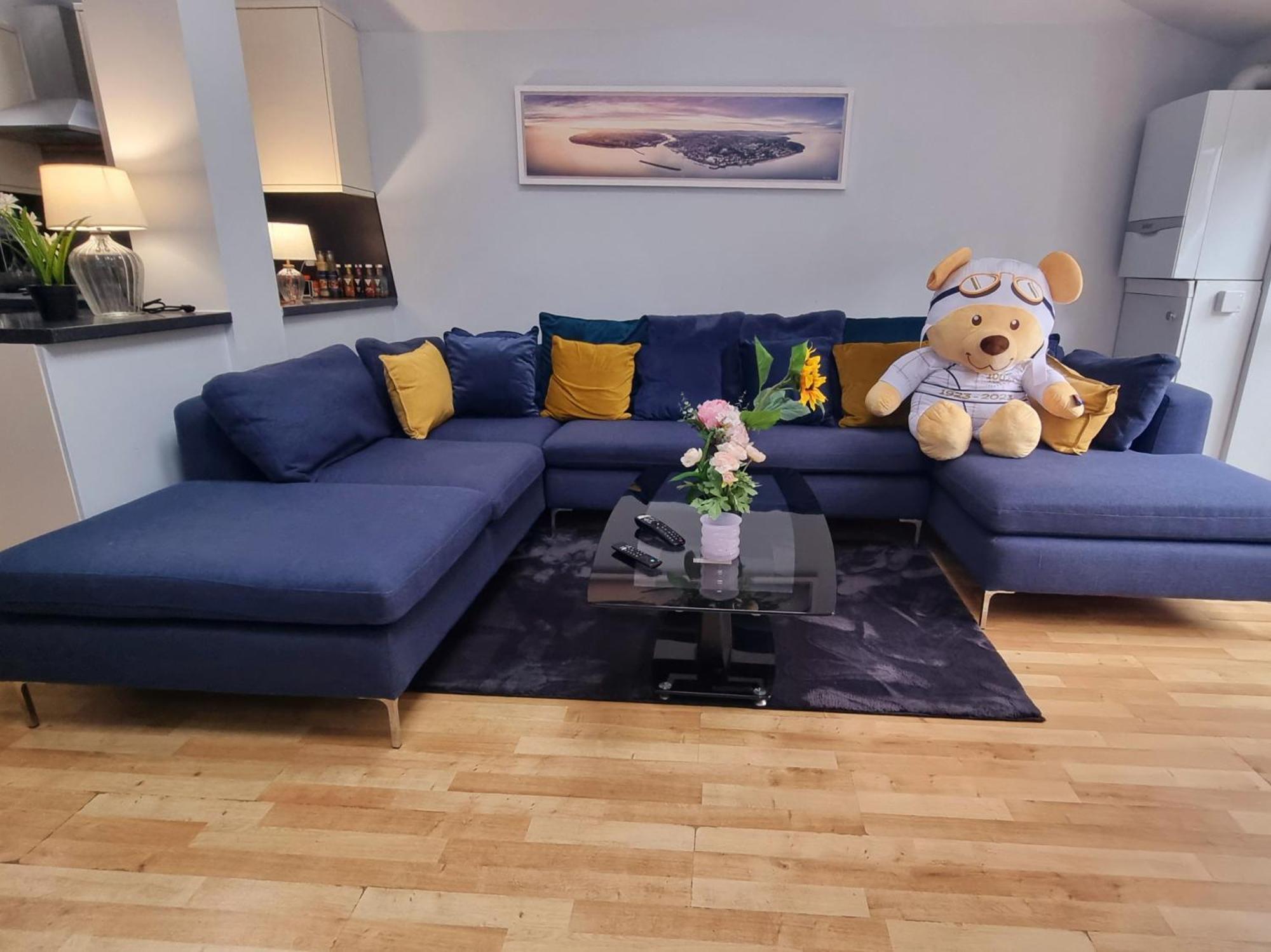 Chic Double Room, 20 Mins To London, Supermarkets, Shops, Bars, Metro Few Mins Walk Homestay London
