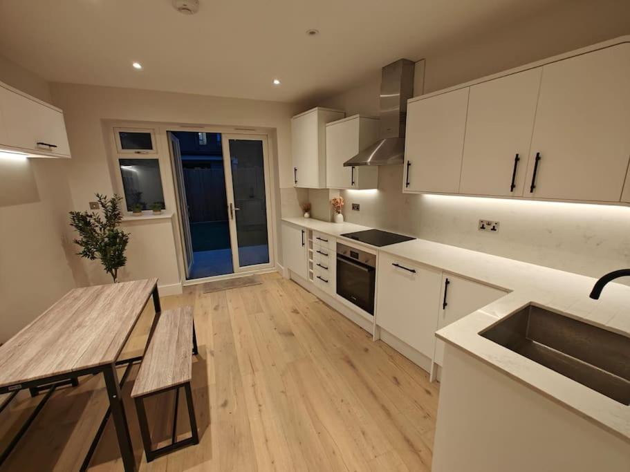 Lägenhet Luxury 1-bed Flat In Acton *