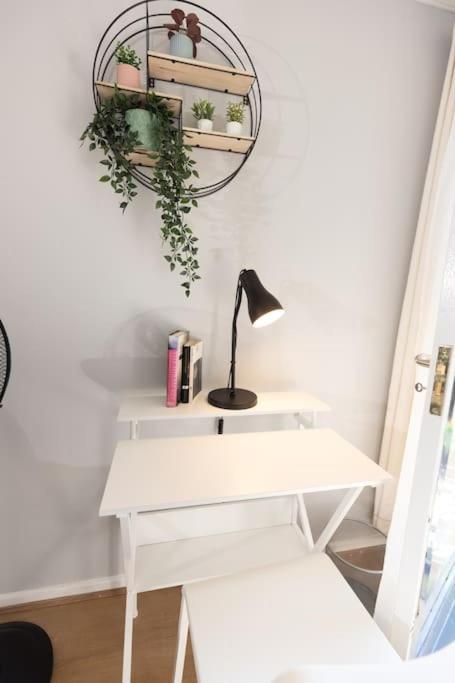 Tranquil 2 Bed Near Downtown & Free Parking Appartement Londen