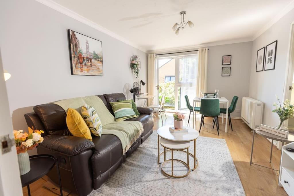 Tranquil 2 Bed Near Downtown & Free Parking * Londen