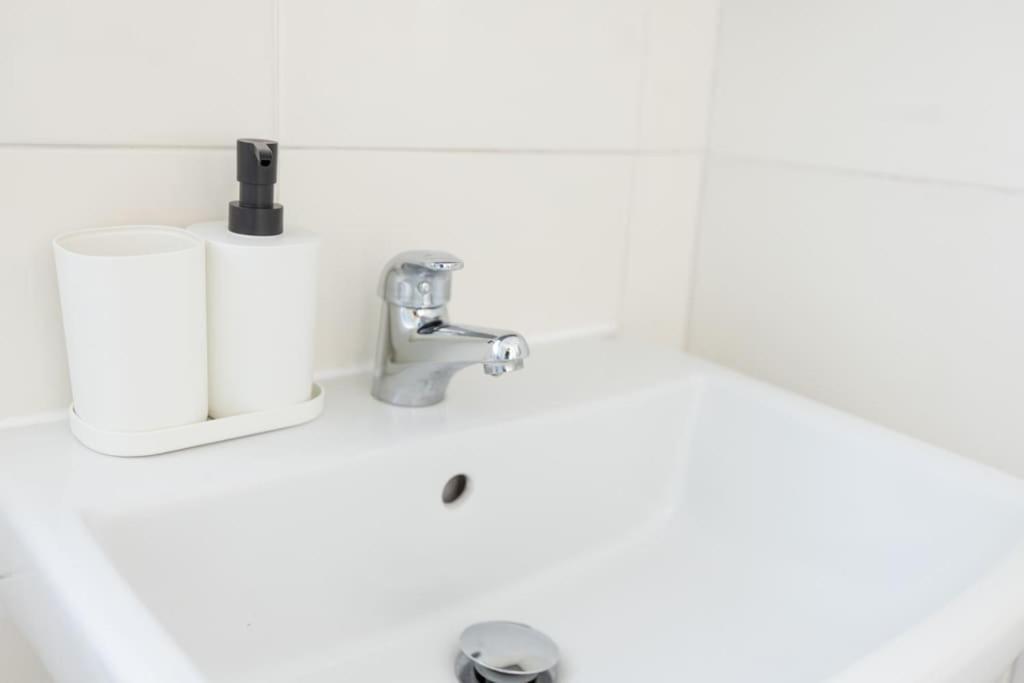 Tranquil 2 Bed Near Downtown & Free Parking Appartement Londen