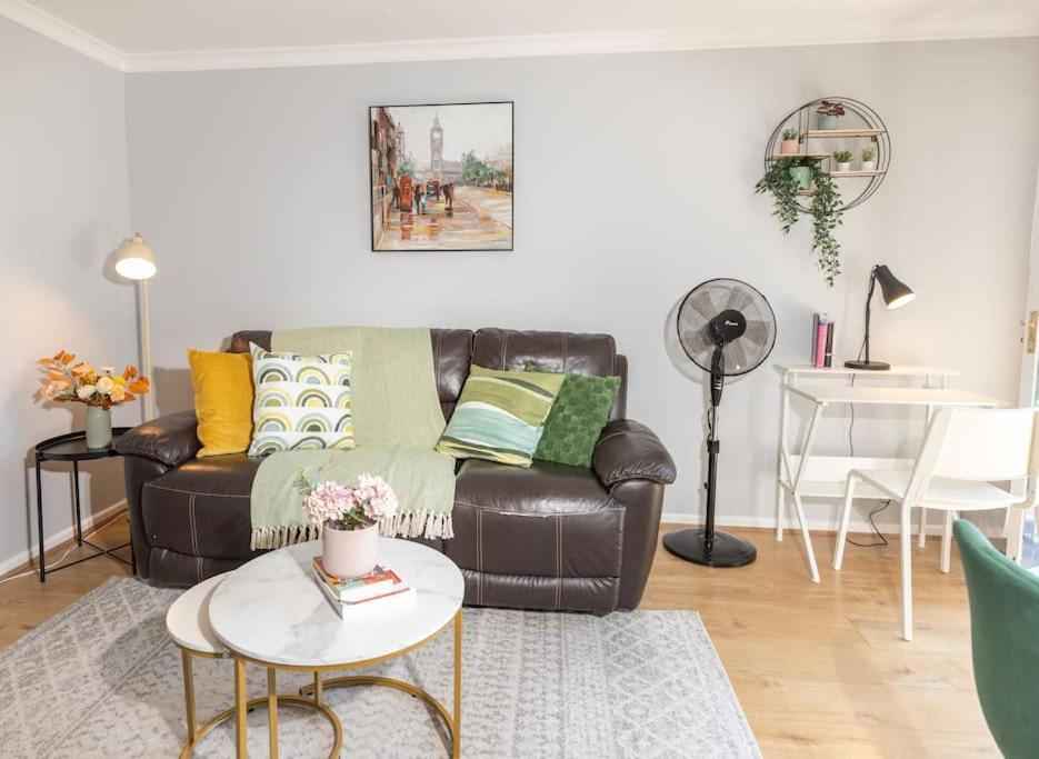 Tranquil 2 Bed Near Downtown & Free Parking * Londen