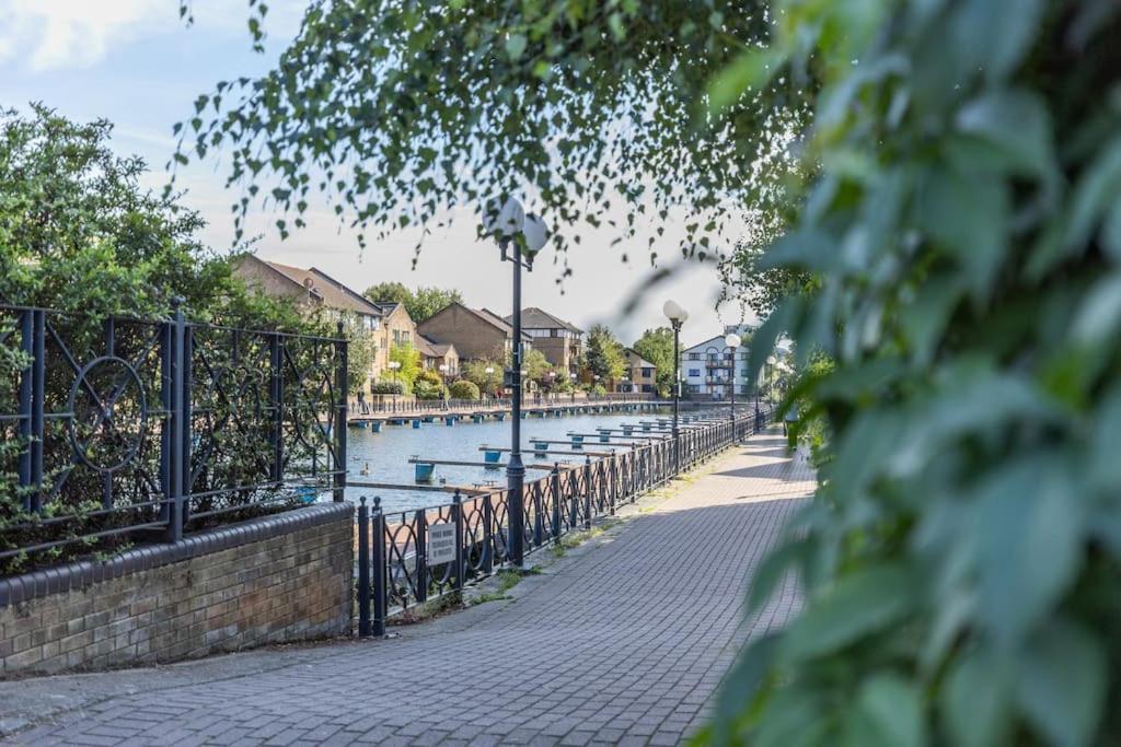 Appartement Tranquil 2 Bed Near Downtown & Free Parking Londen