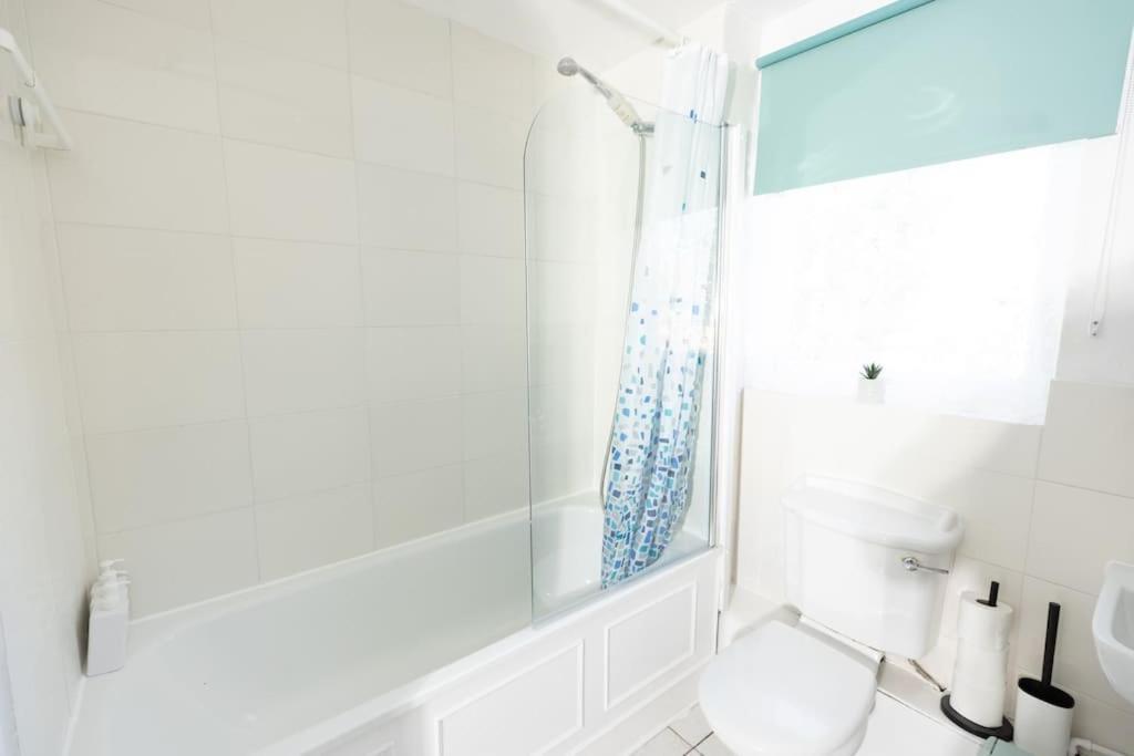Tranquil 2 Bed Near Downtown & Free Parking * Londen