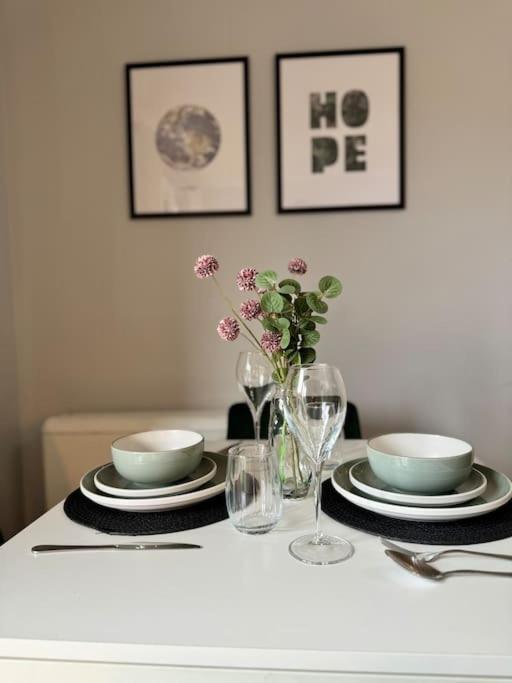 Tranquil 2 Bed Near Downtown & Free Parking Appartement Londen