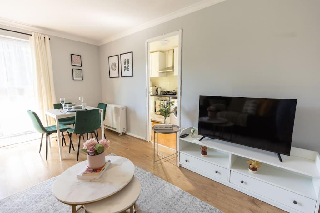 Appartement Tranquil 2 Bed Near Downtown & Free Parking Londen