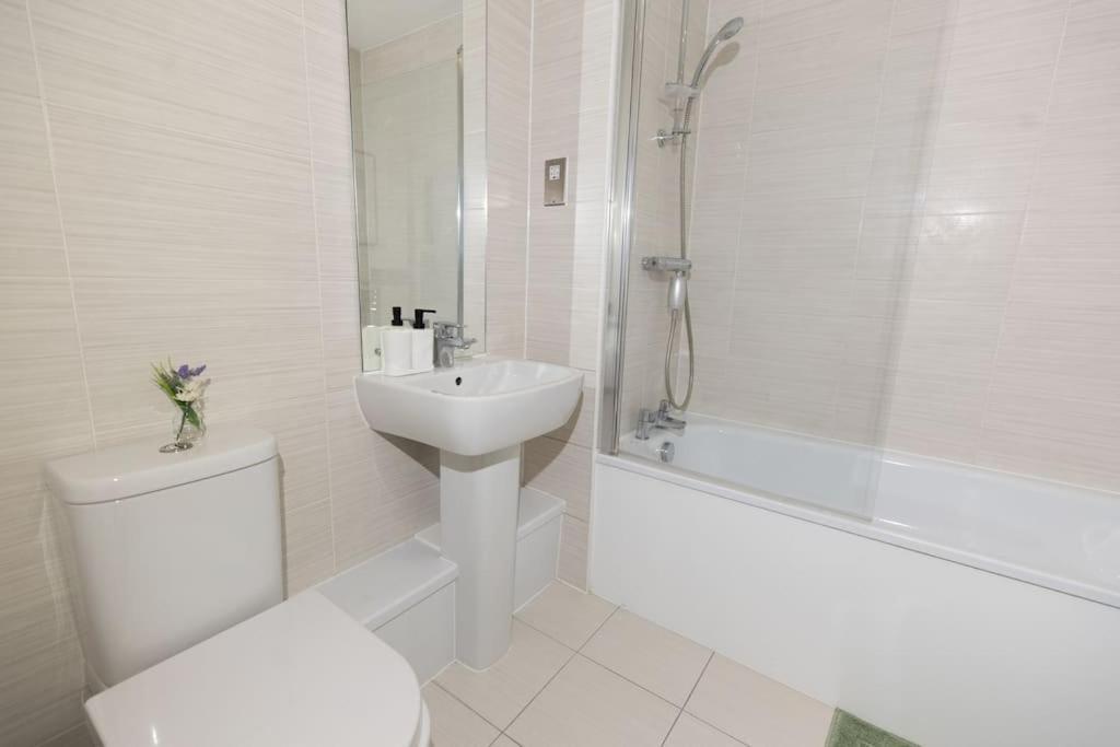 Stylish 3 Bed Near Downtown & Free Parking * Londres