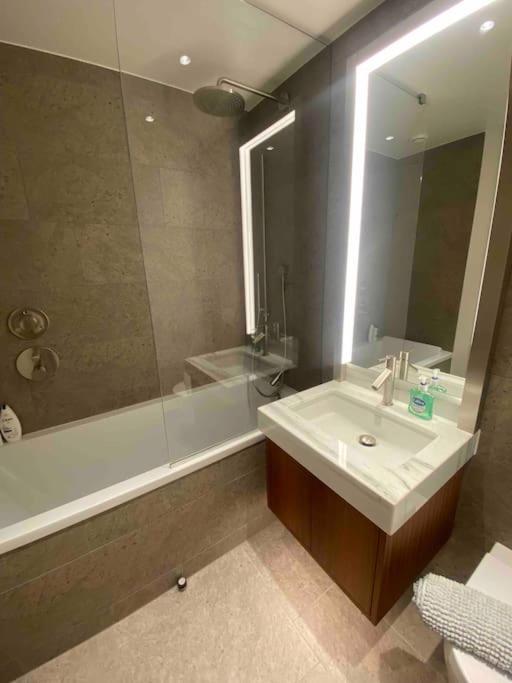 Landmark Entire 2bd Flat Prime Zone1 River * London