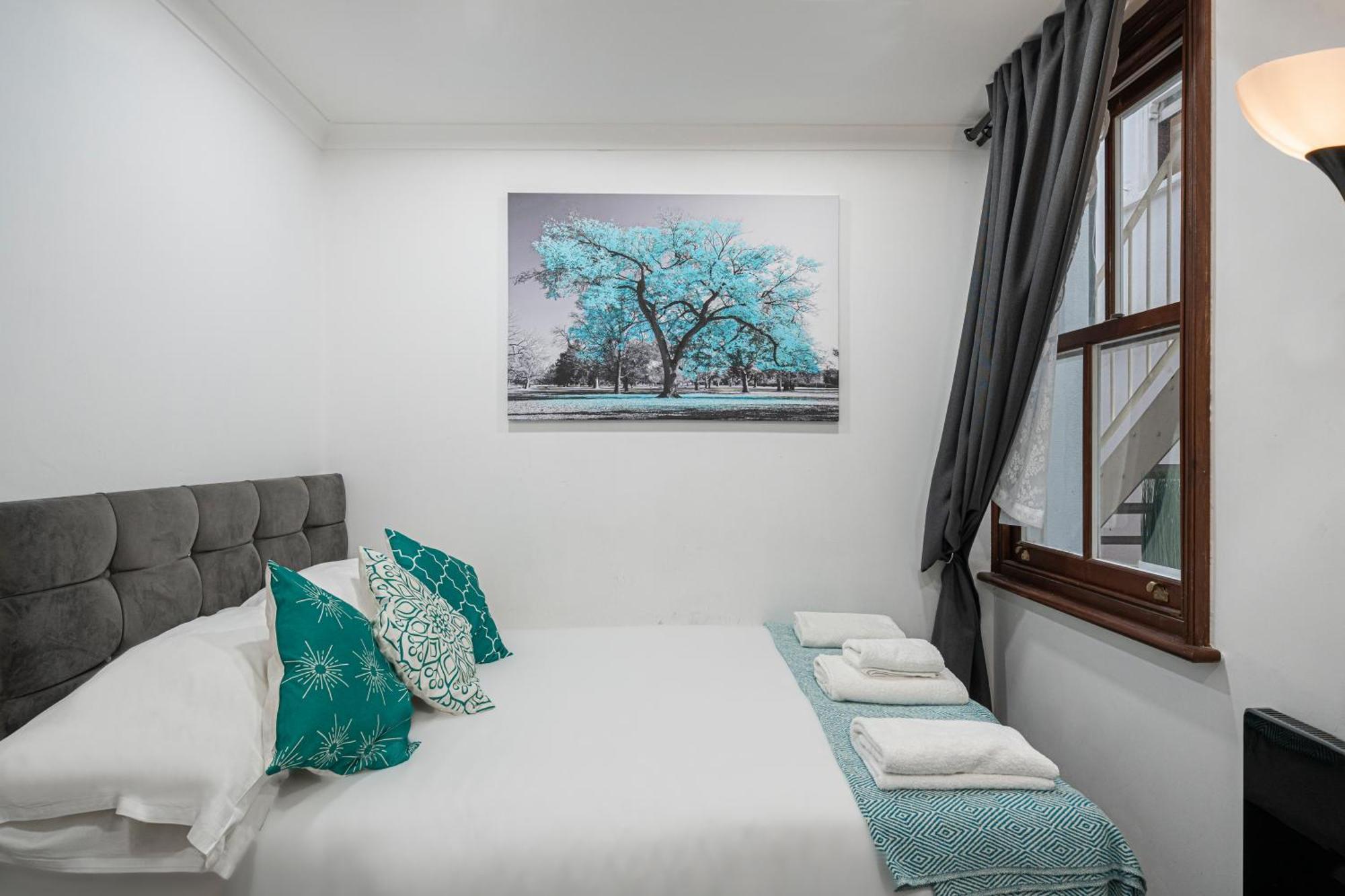 Comfy Small Basement In Kensington Olympia Apartment