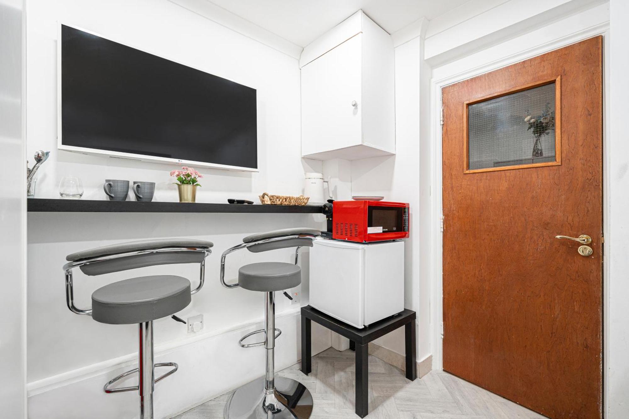 Comfy Small Basement In Kensington Olympia Apartment
