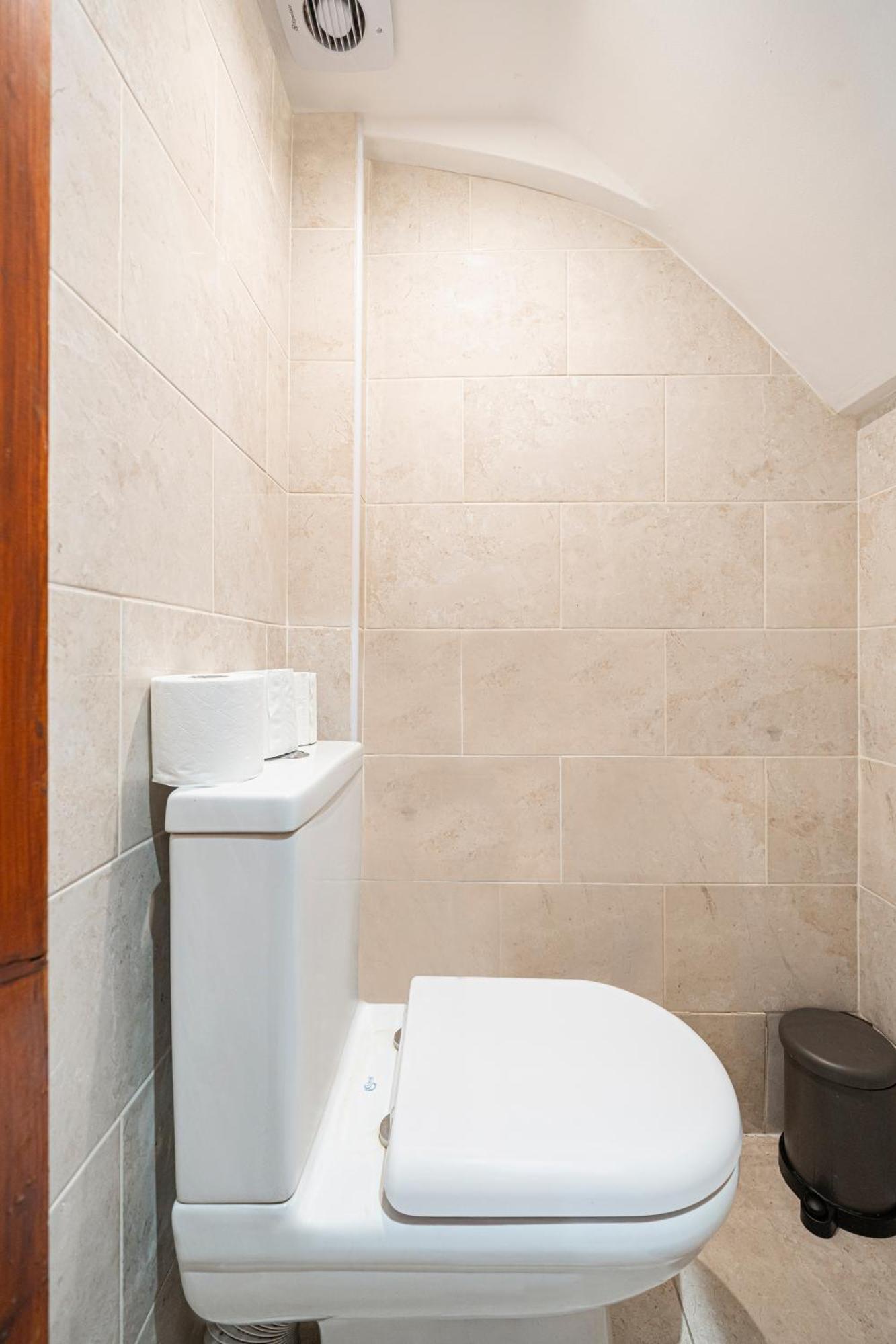 Comfy Small Basement In Kensington Olympia Apartment London