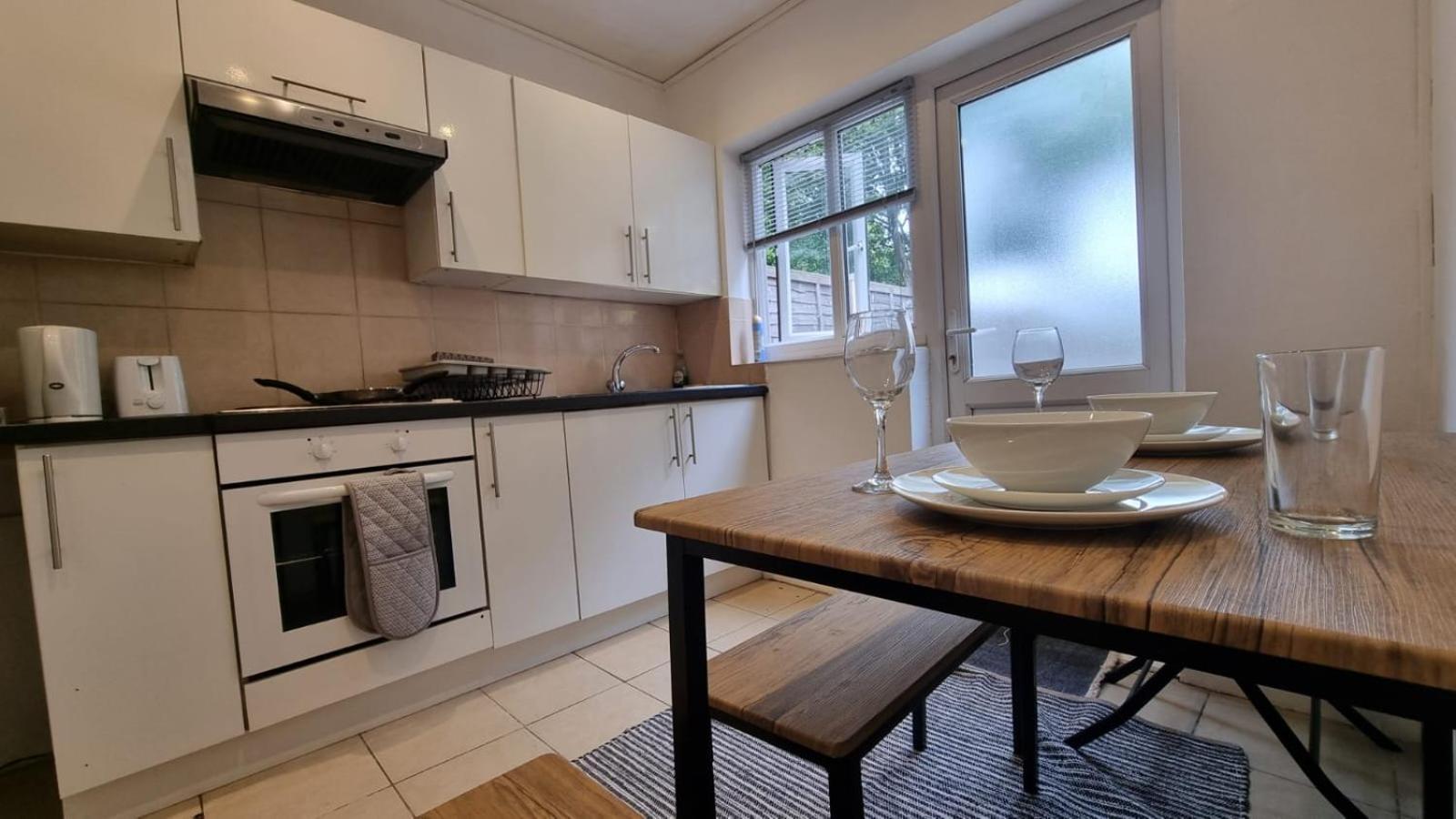 Apartment 2 Bed Ground Floor Flat With Garden Next To Turnpike Lane Tube & Bus