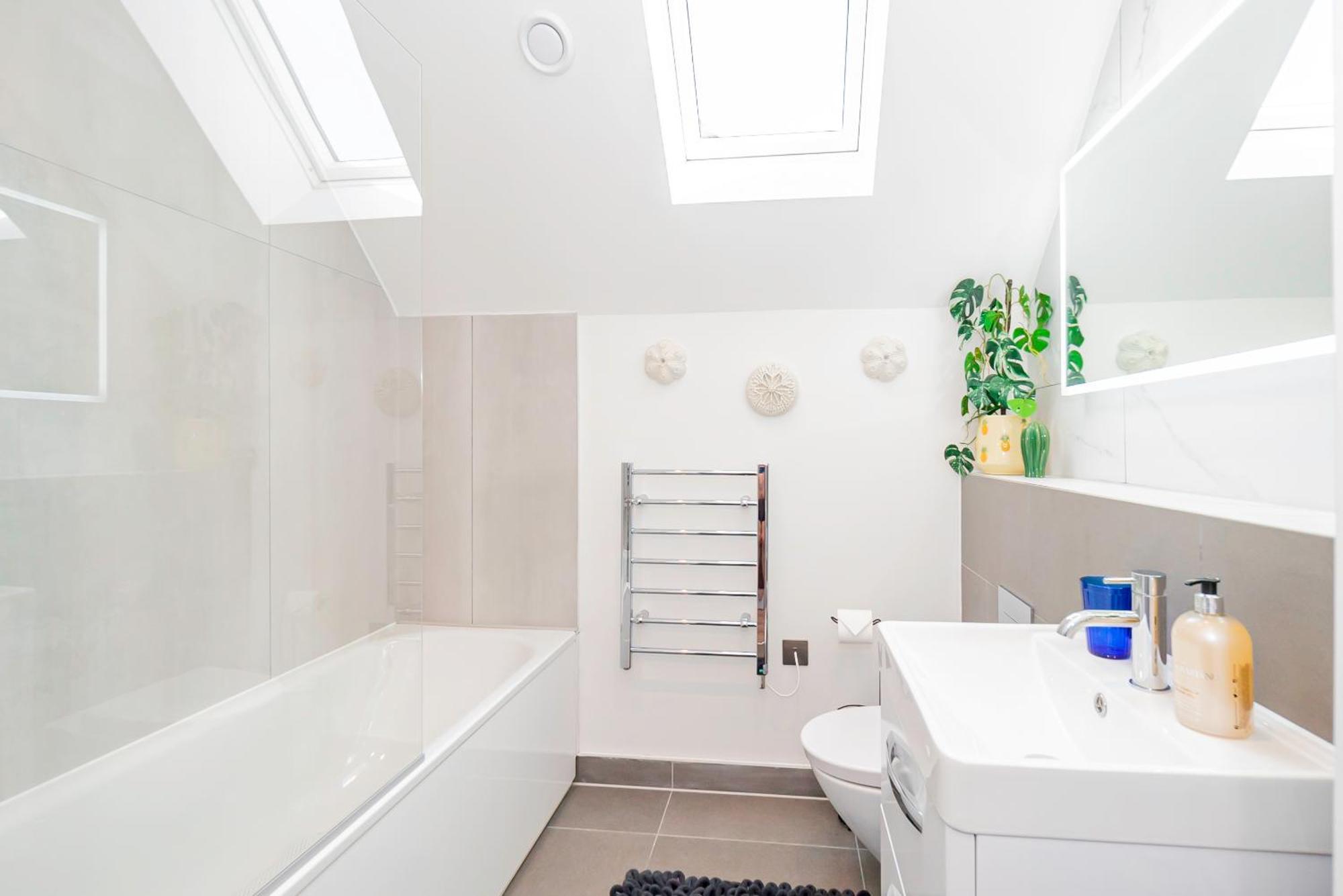Appartamento Superb Floor 1-bedroom Flat With Charming Two Balconies
