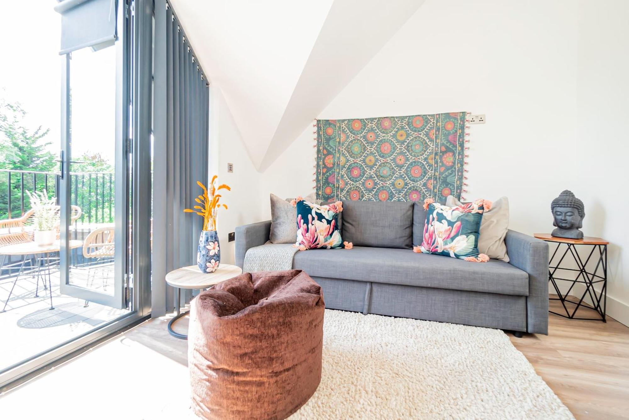 Superb Floor 1-bedroom Flat With Charming Two Balconies Appartamento *