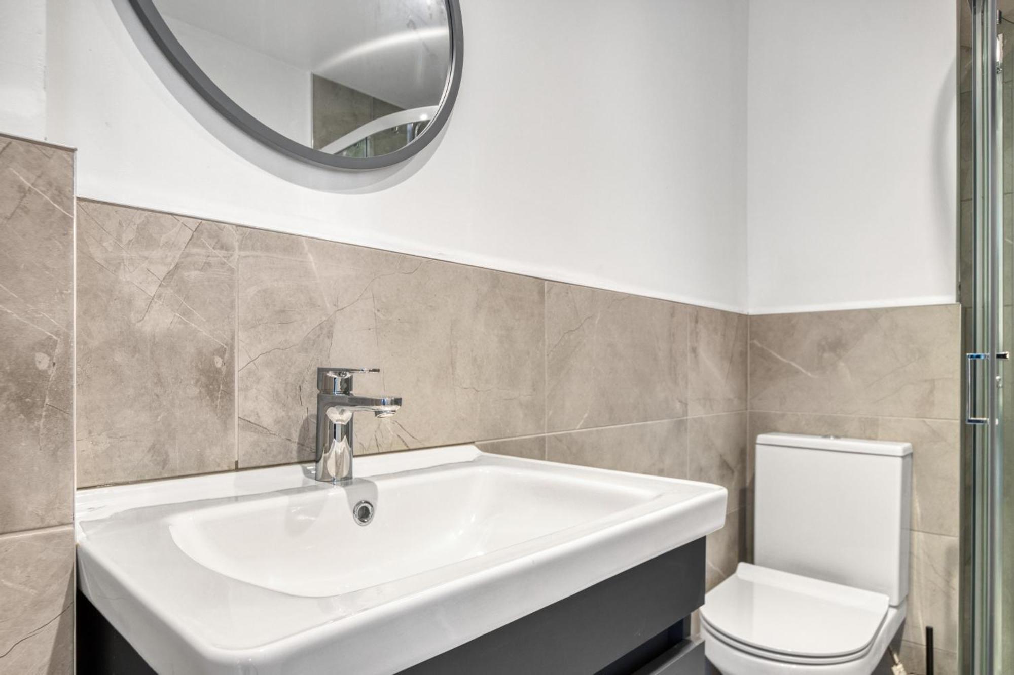 Finsbury Park Zone 2 *