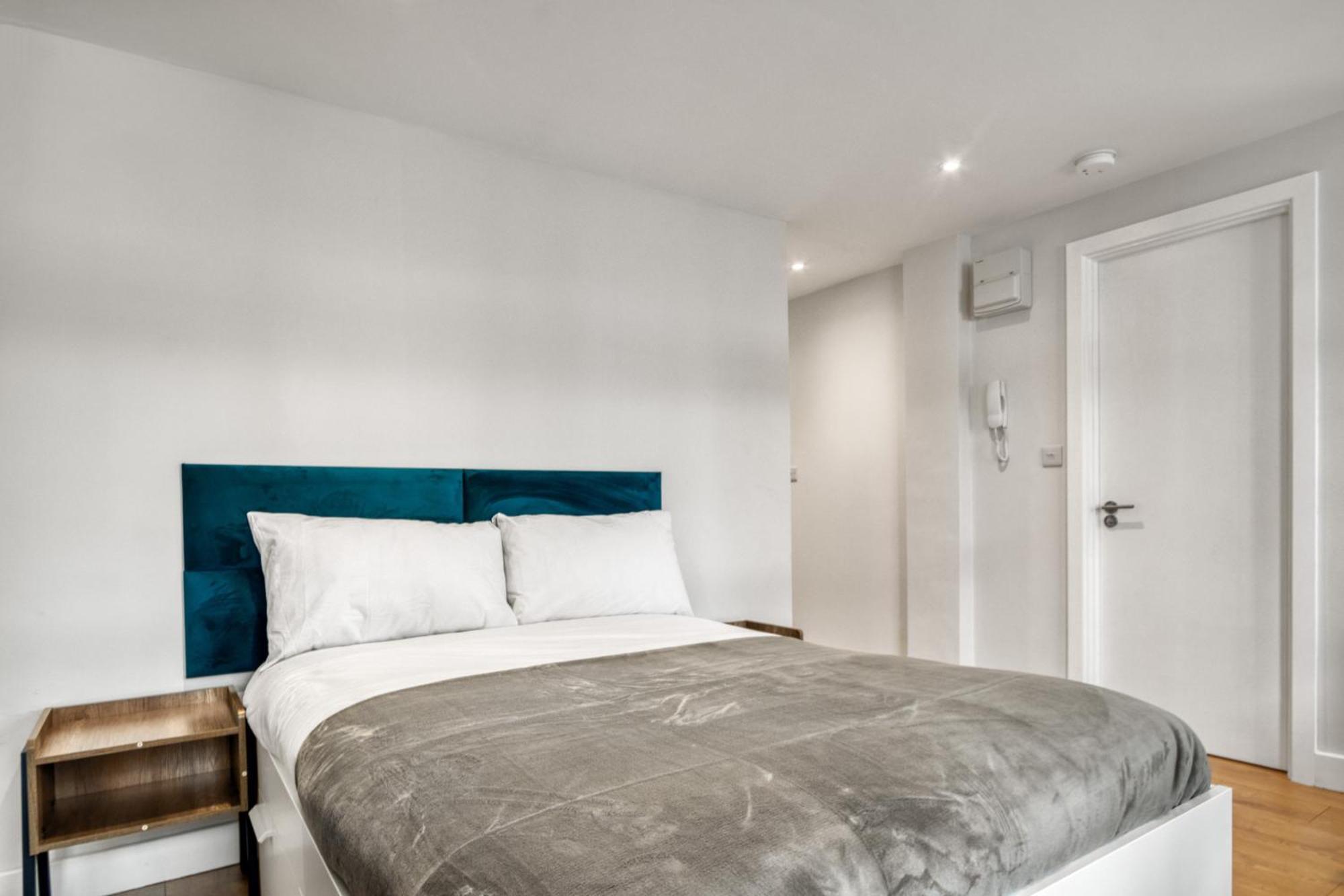 Finsbury Park Zone 2 *