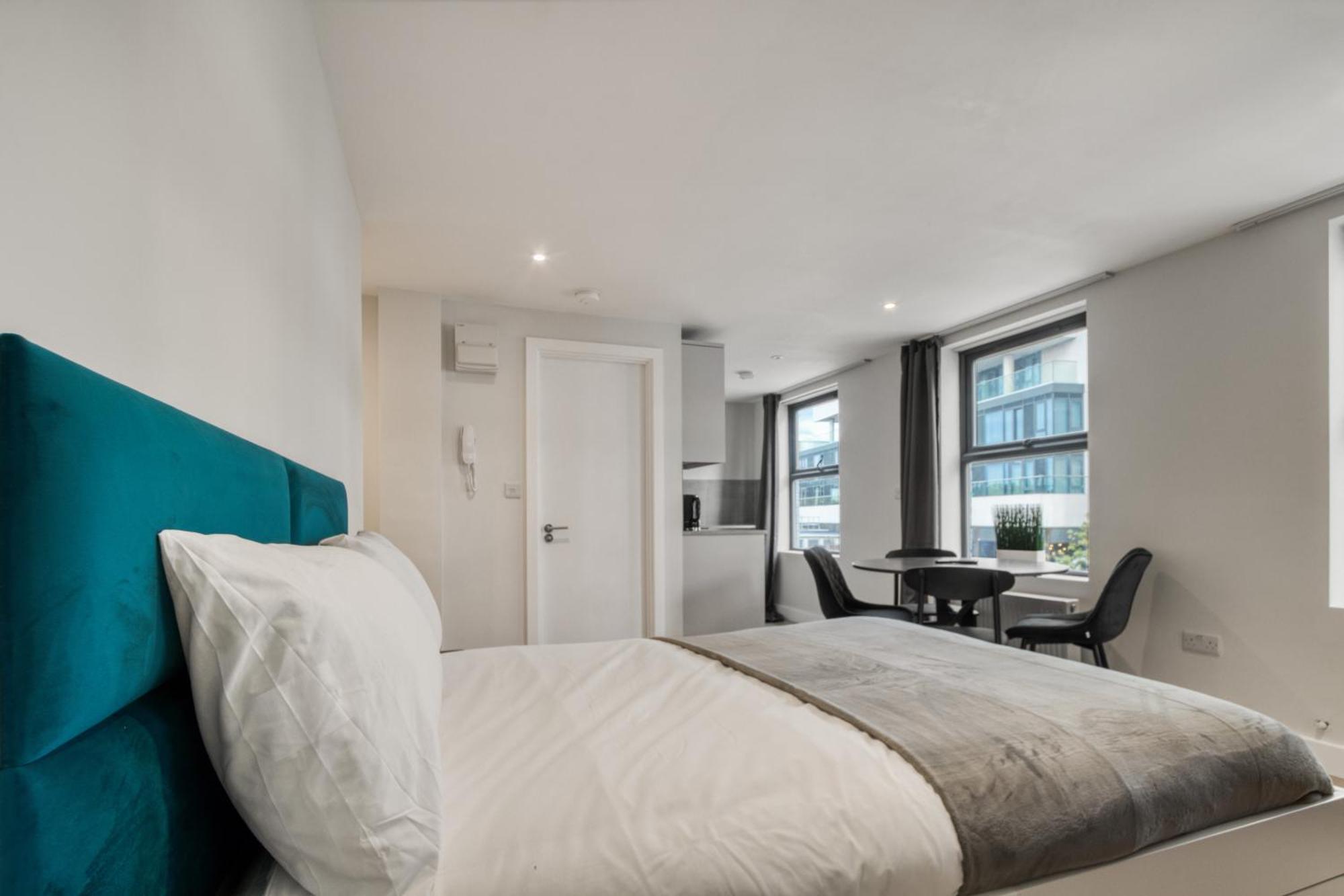 Finsbury Park Zone 2 * London