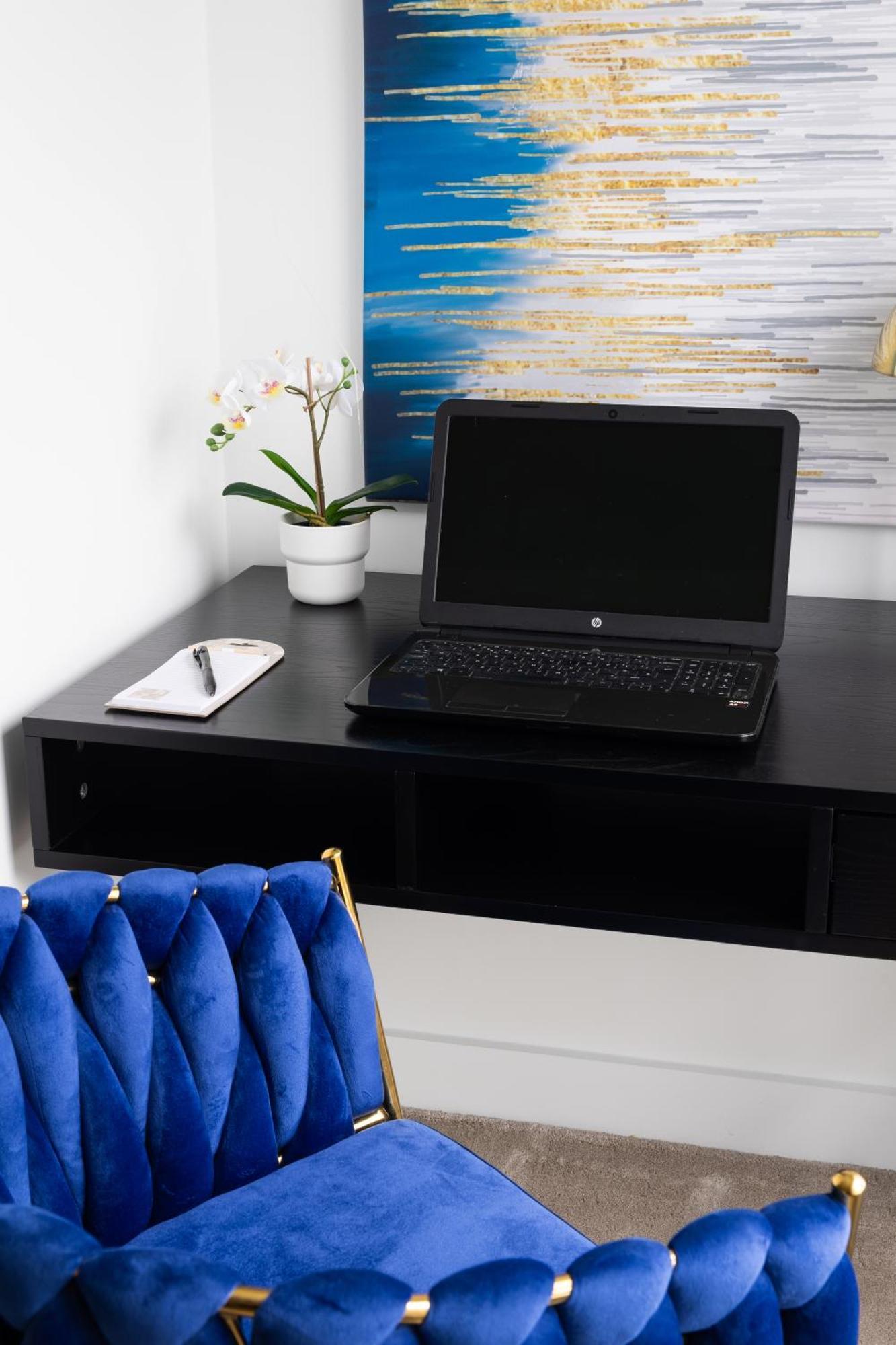 1 Bed With Balcony In Maida Vale, Kilburn - Couples, Corporate Professionals' Apartment *